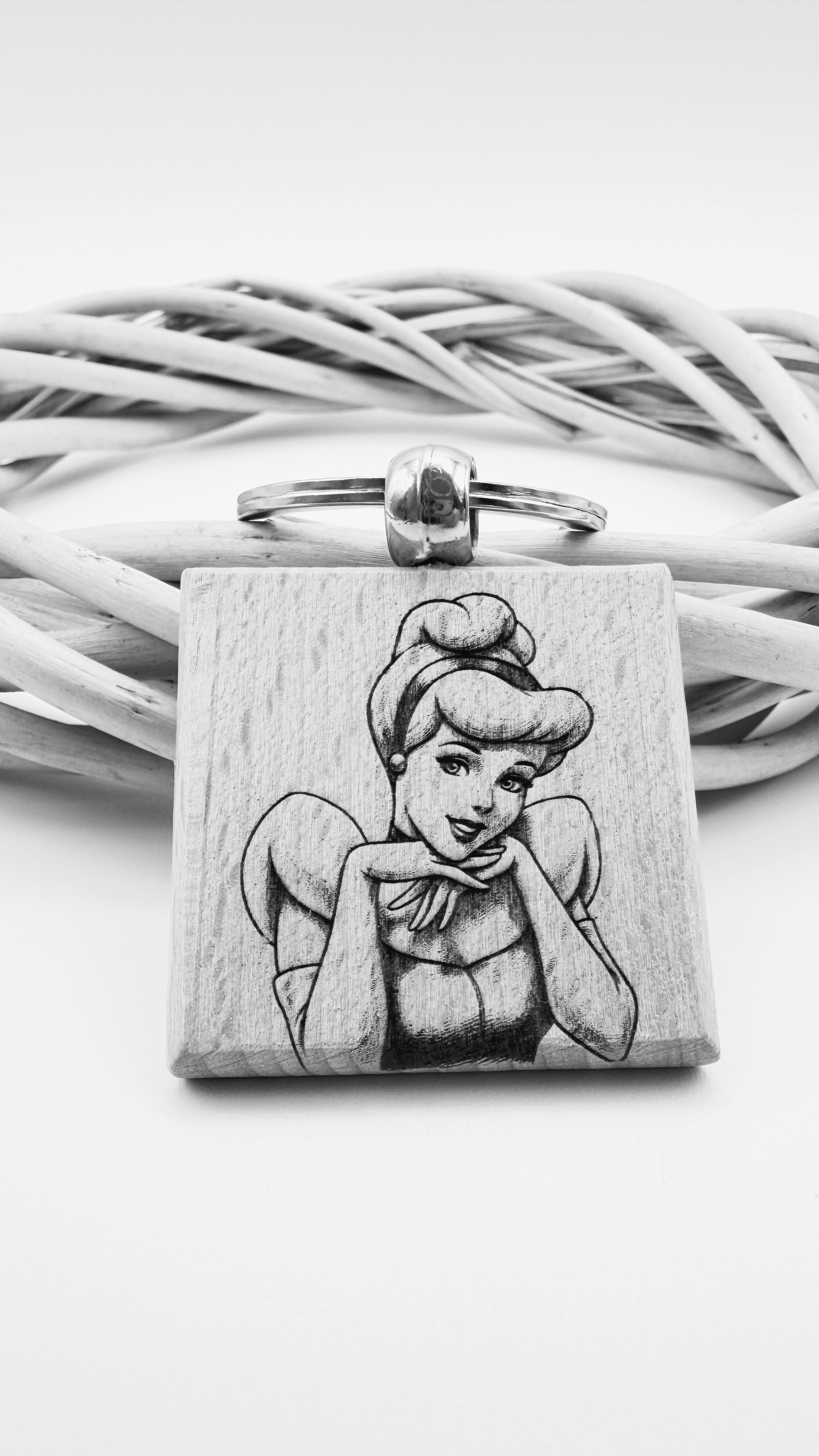 Cenerentola - Portachiavi in legno inciso 