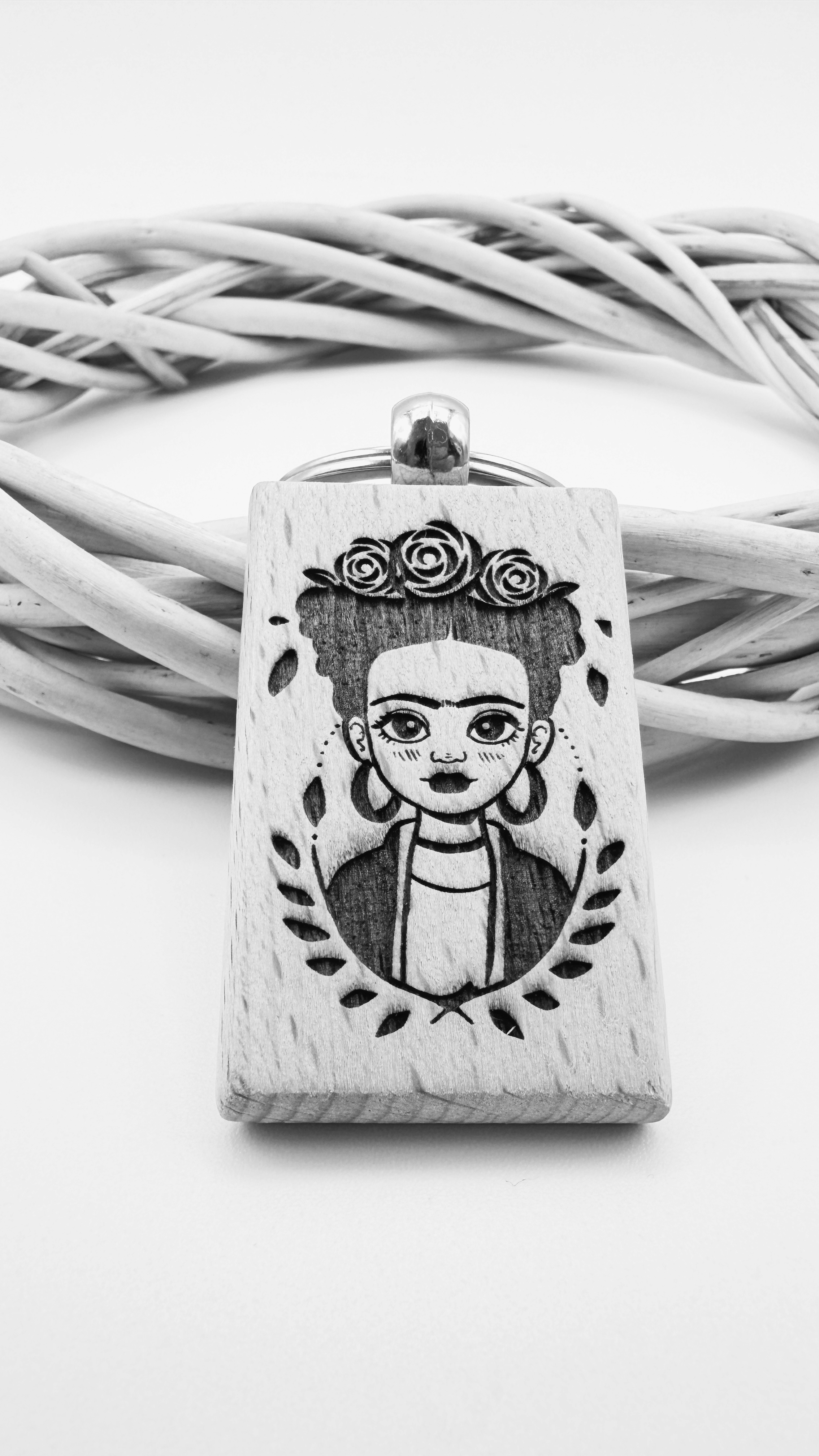 Frida Kahlo - Portachiavi in legno inciso 