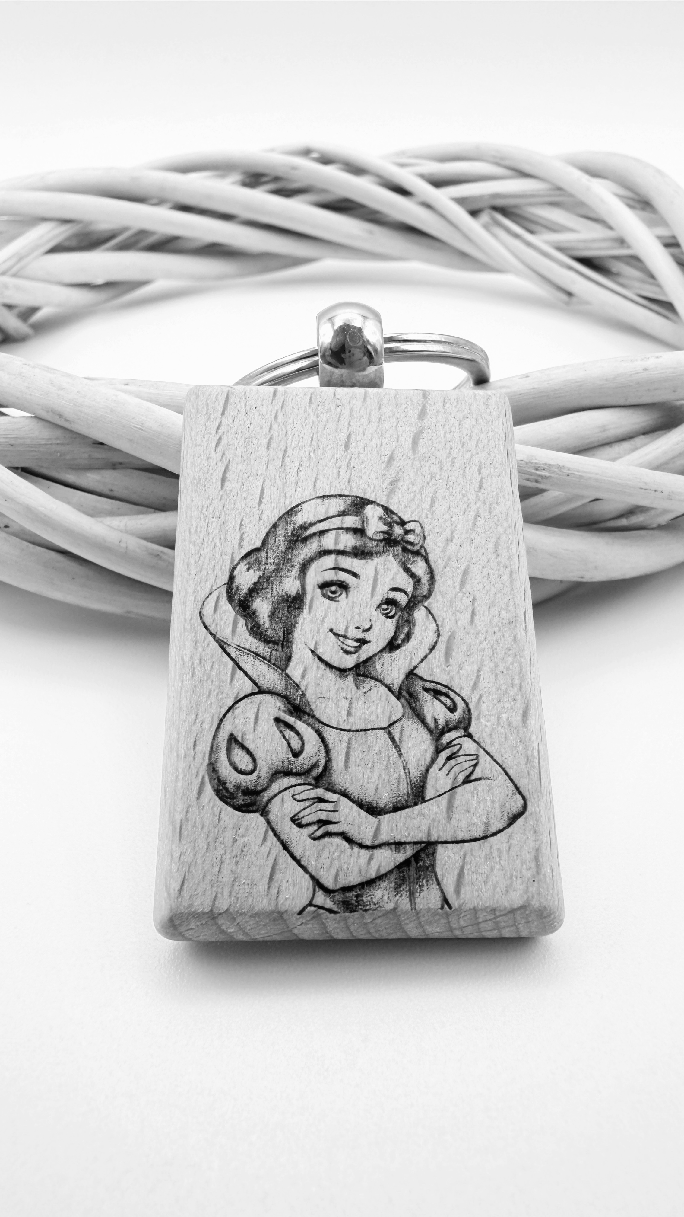 Biancaneve - Portachiavi in legno inciso 
