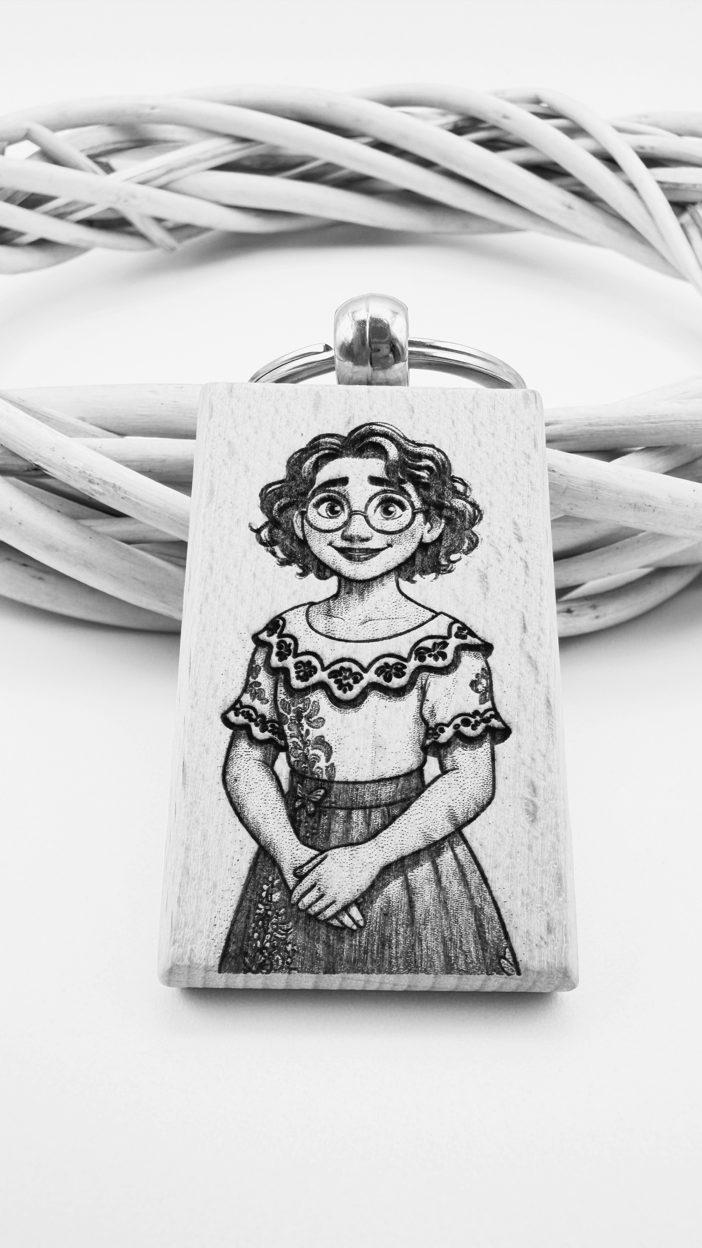 Mirabel Encanto - Portachiavi in legno inciso 