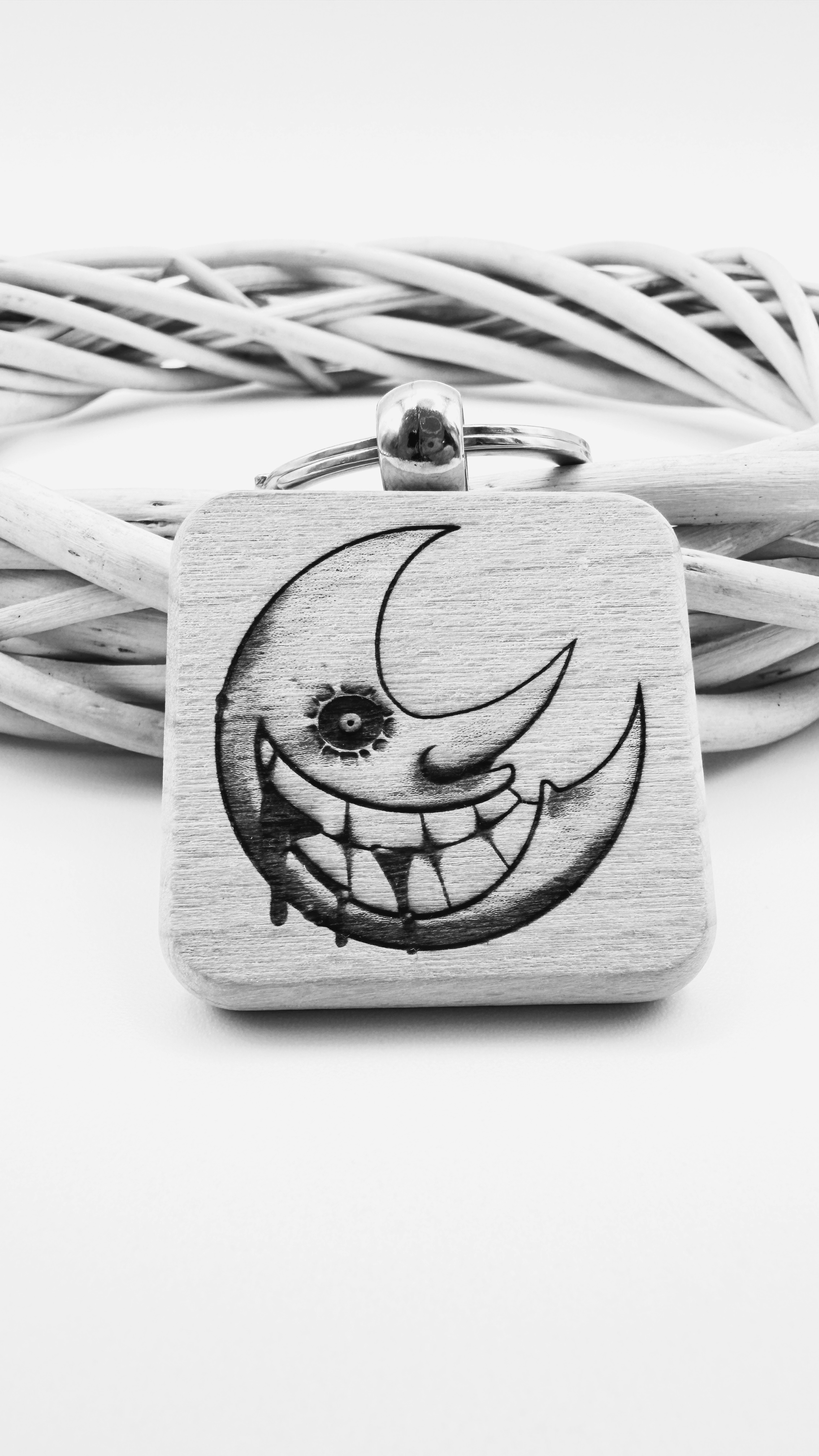 Luna Soul Eater - Portachiavi in legno inciso 