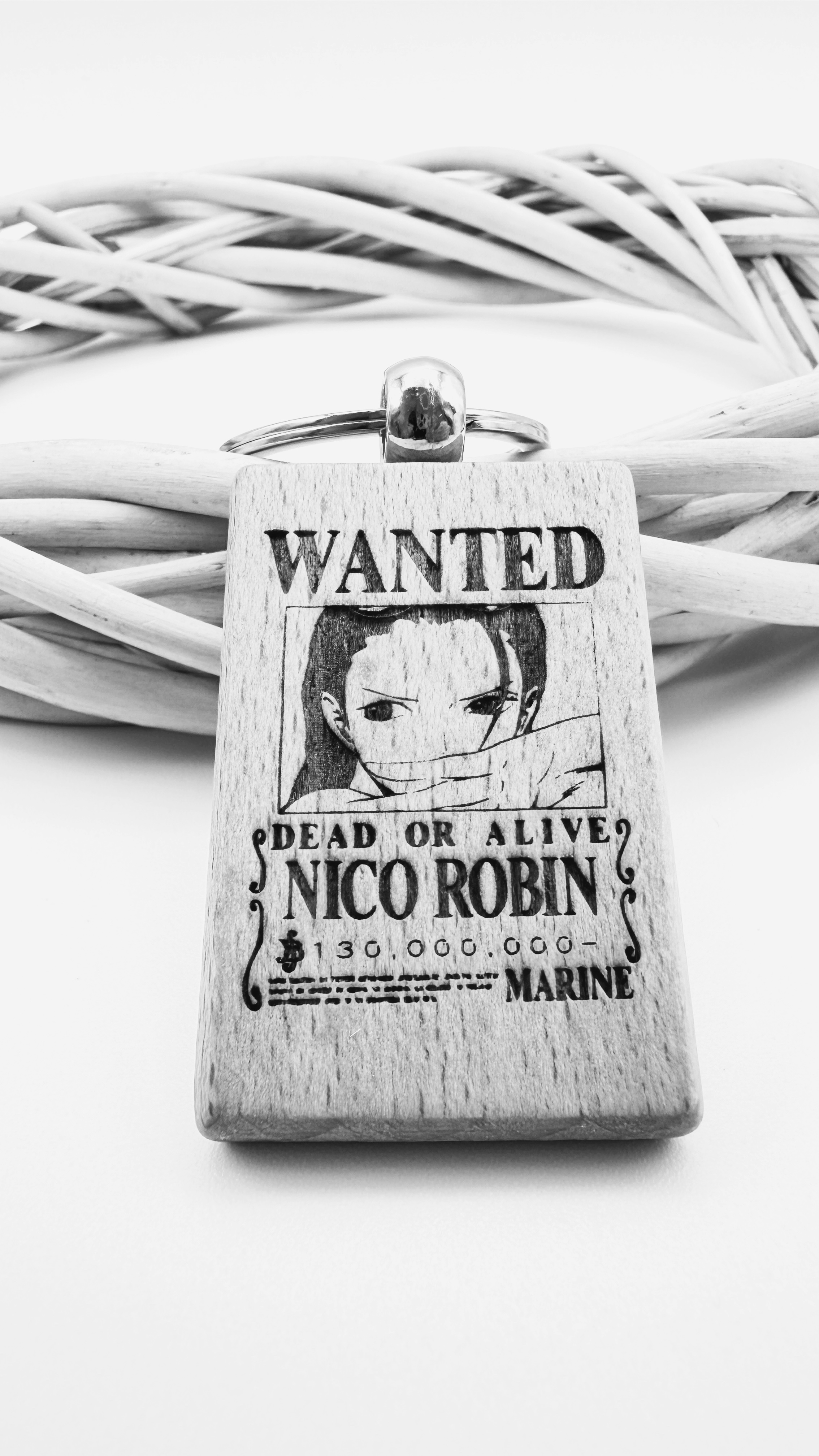 Nico Robin Wanted - Portachiavi in legno inciso 