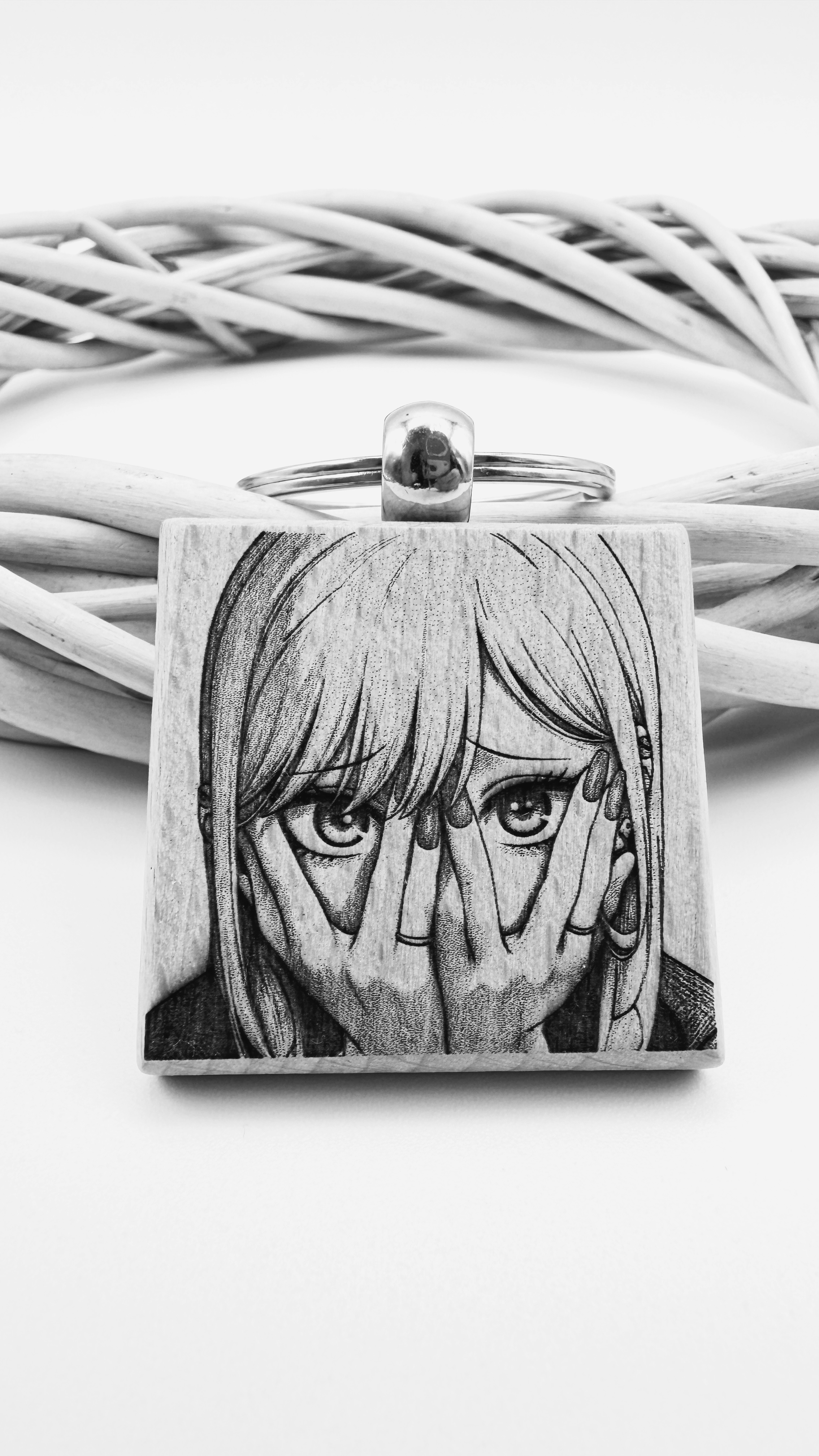 Marin Kitagawa My dress up darling - Portachiavi in legno inciso 