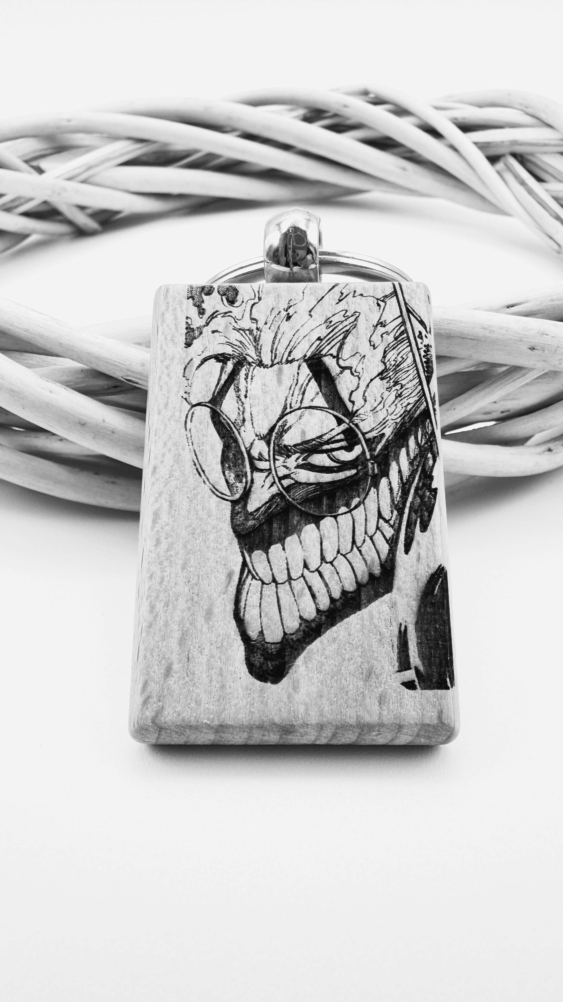 Takakura Dandadan - Portachiavi in legno inciso 