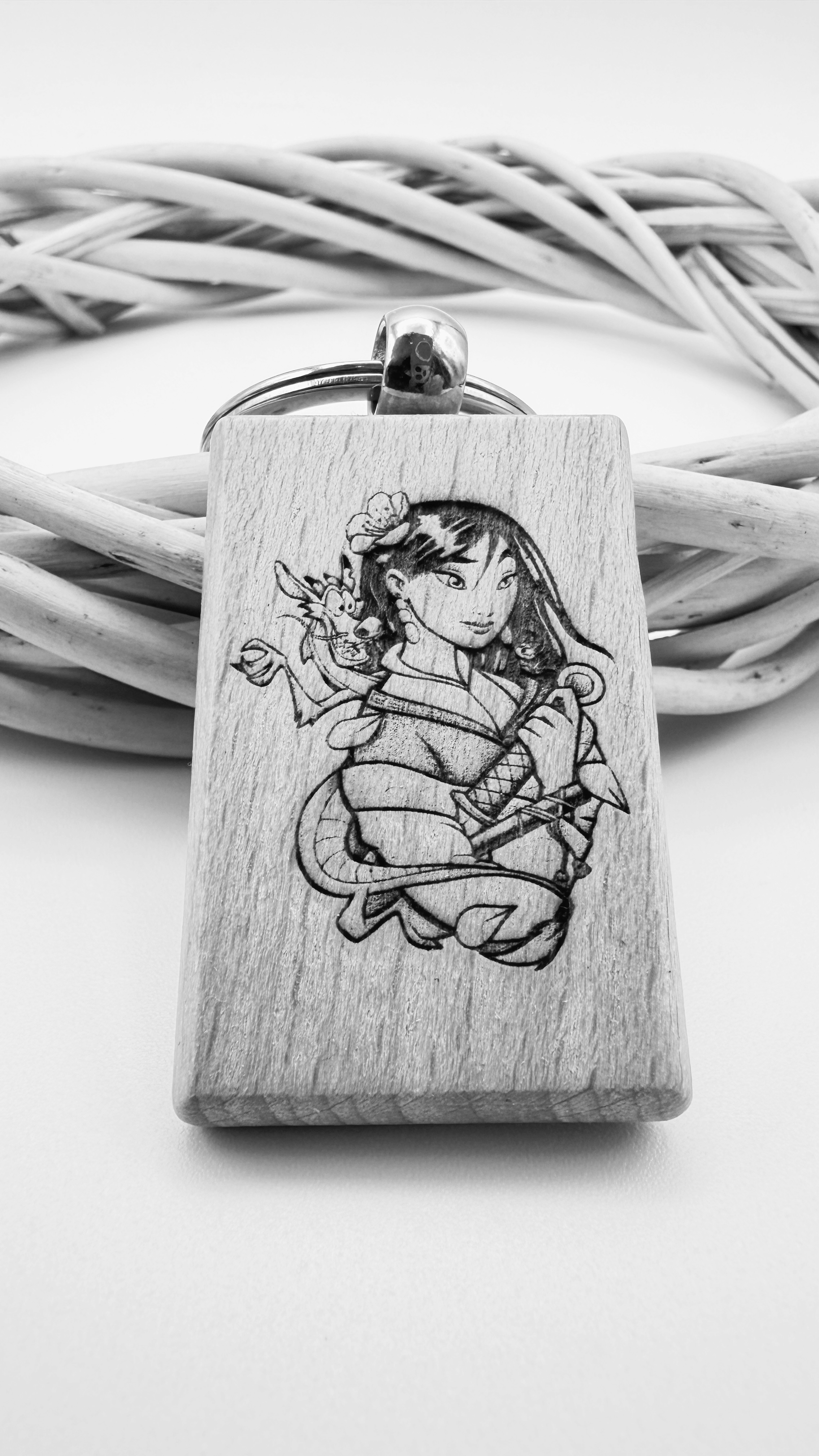 Mulan - Portachiavi in legno inciso 