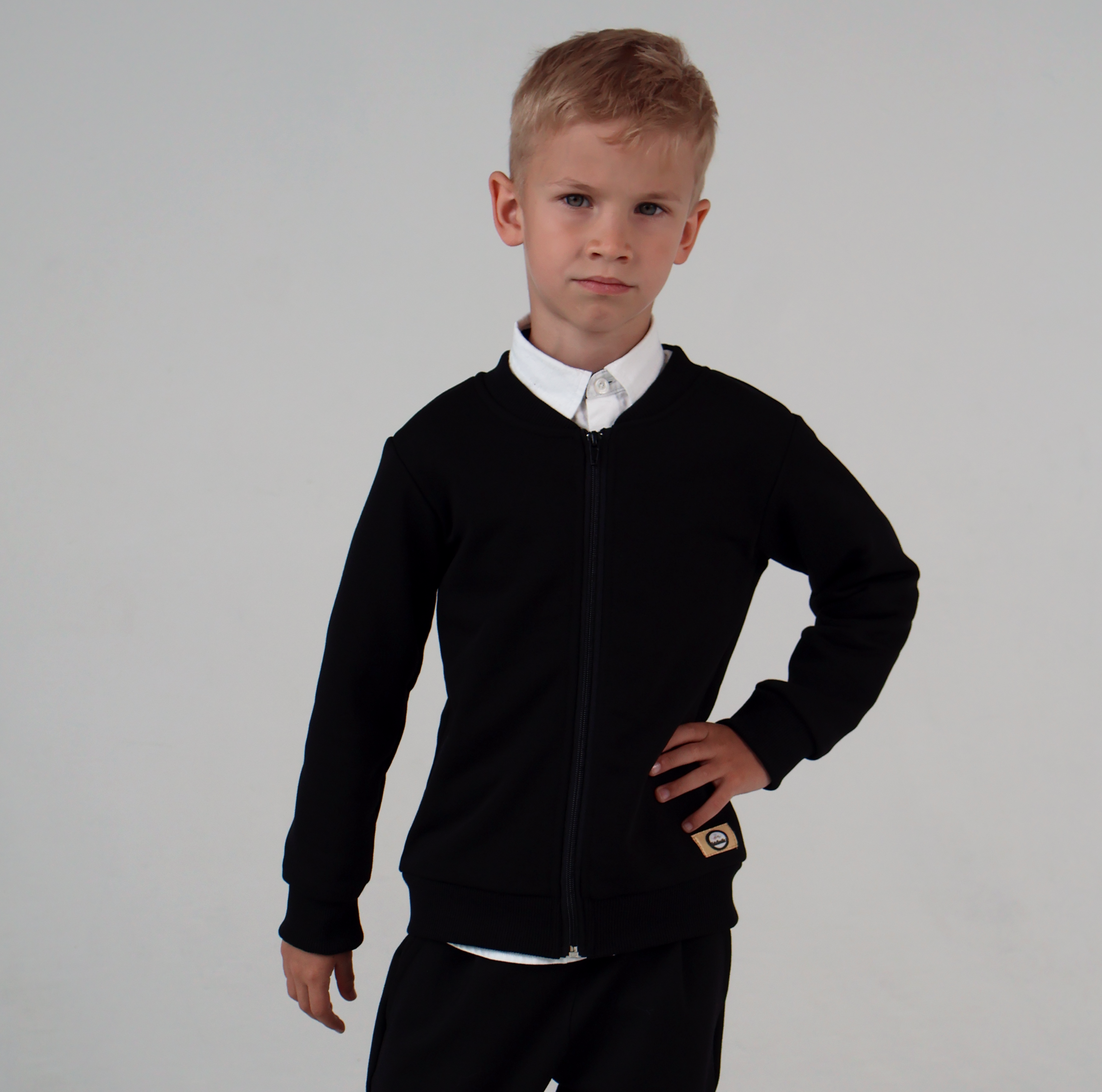 Juodas džemperis su užtrauktuku