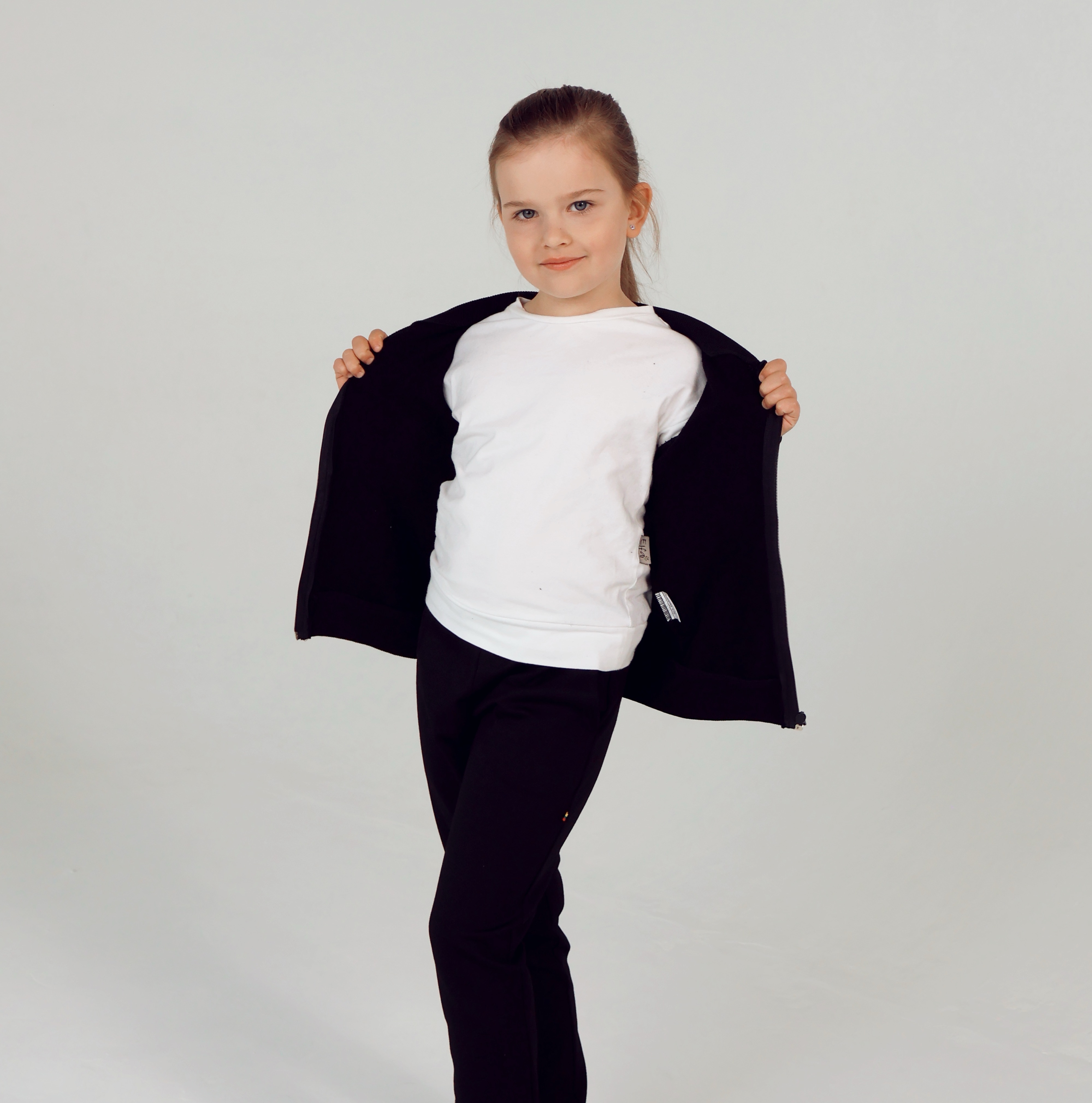 Juodas džemperis su užtrauktuku