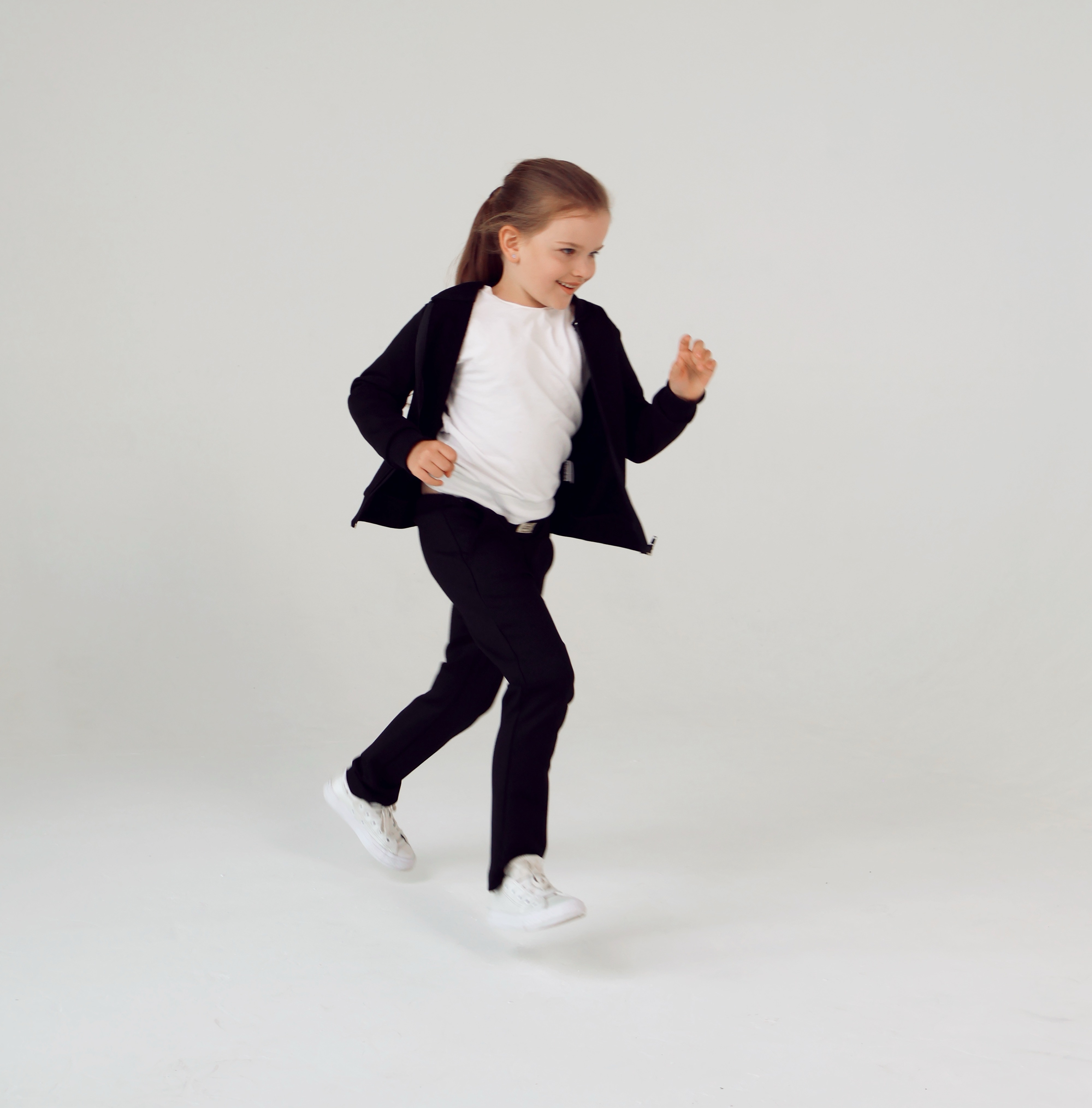 Juodas džemperis su užtrauktuku