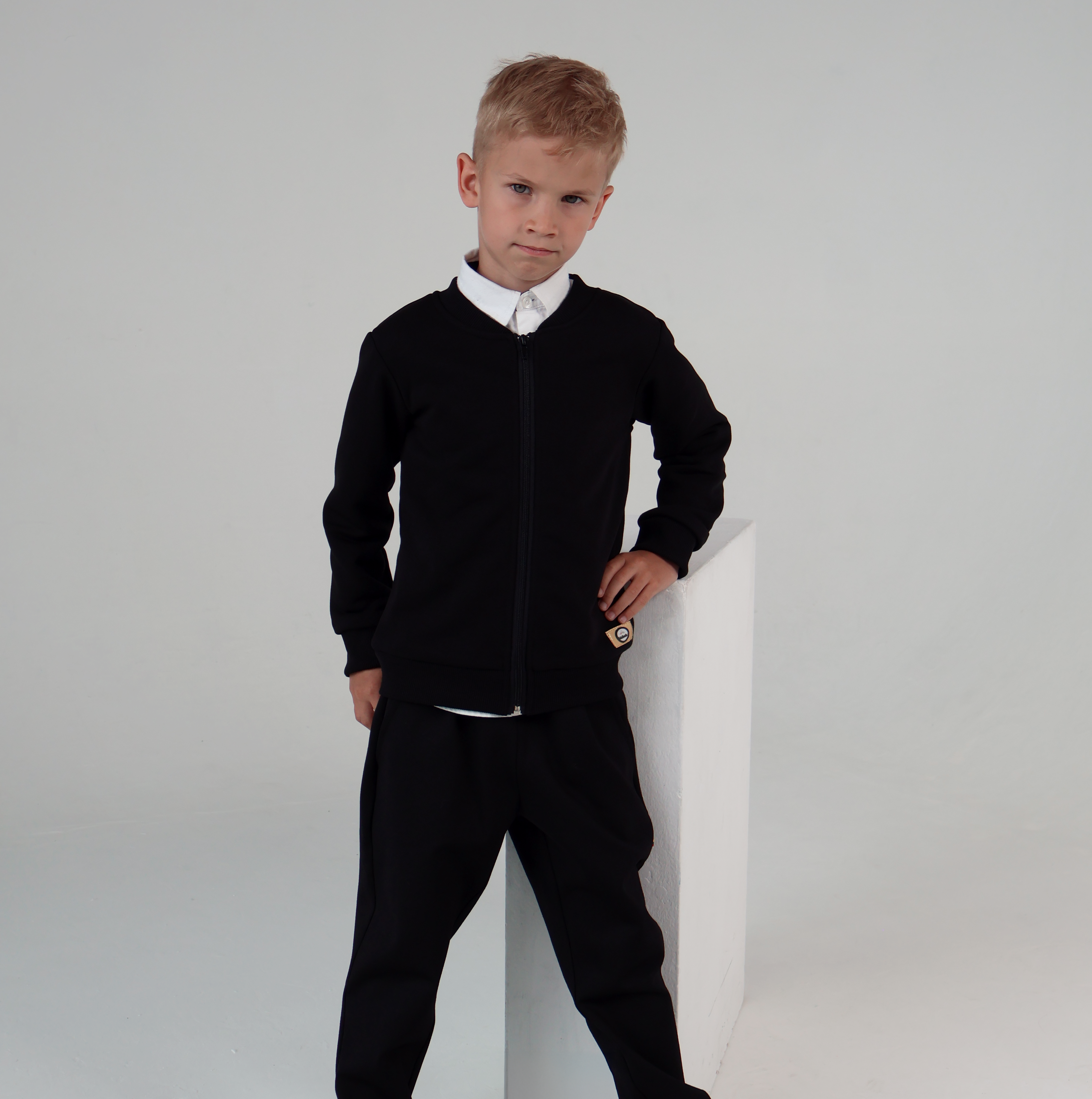 Juodas džemperis su užtrauktuku