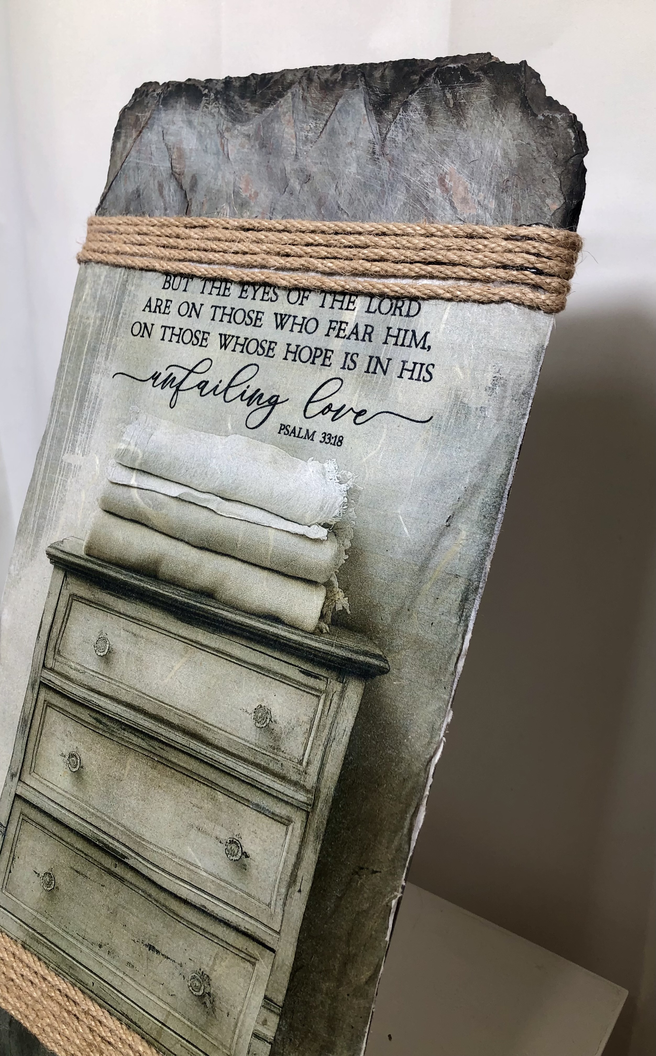 Handcrafted Slate Wall Decor, Psalm 33:18, Country Dresser and Quilts, 8X16 inches