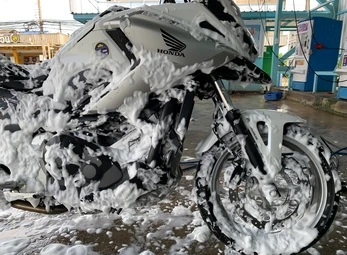 LAVAÇÃO DETALHADA DE MOTO