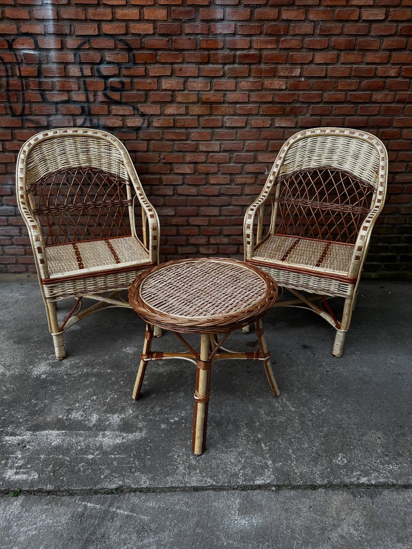 Conjunto de sillas y mesa de mimbre