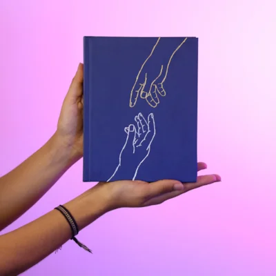 Bíblia Sagrada Mãos Que Oram | NVI | Letra Normal | Espaço Anotações | Capa Dura | 