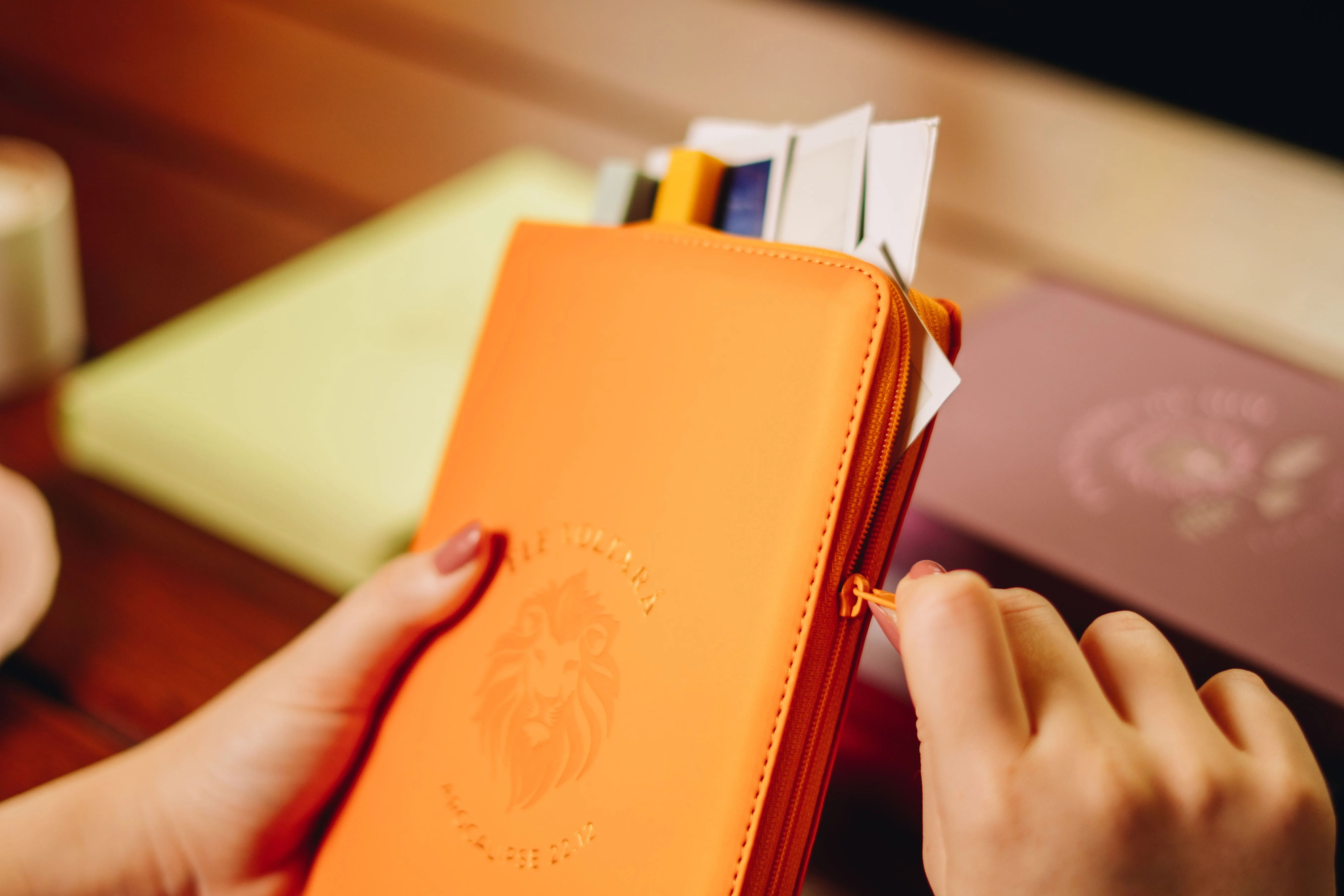 Bíblia NVI com zíper: Ele voltará, courosoft laranja com toque emborrachado, Leitura Perfeita: Nova Versão Internacional