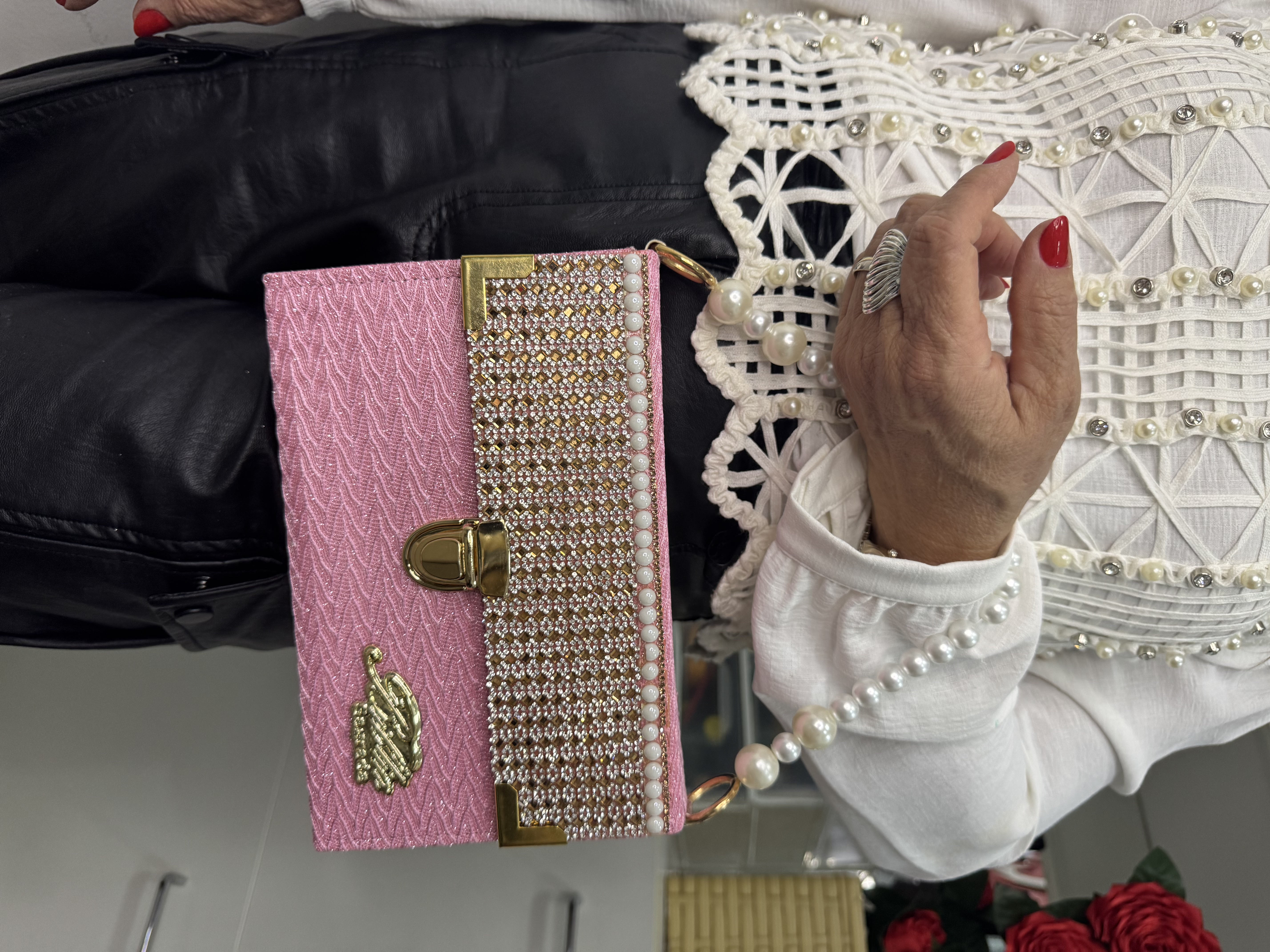 Bíblia Bolsa Alça | Letra Gigante | Capa Artesanal com Textura ou Pedrarias | Harpa Cristã | ARC