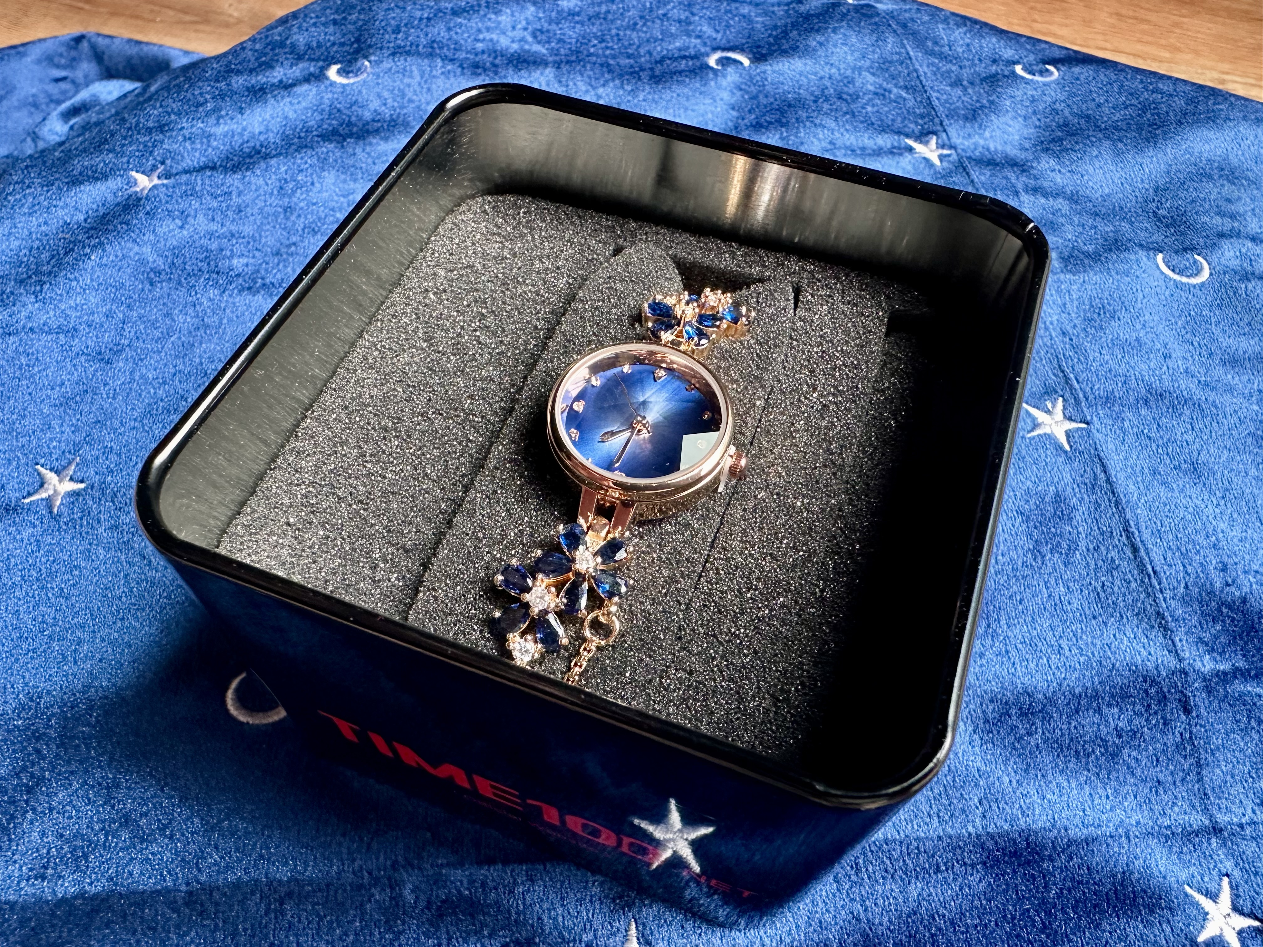 Sapphire-Blue Women's Wristwatch