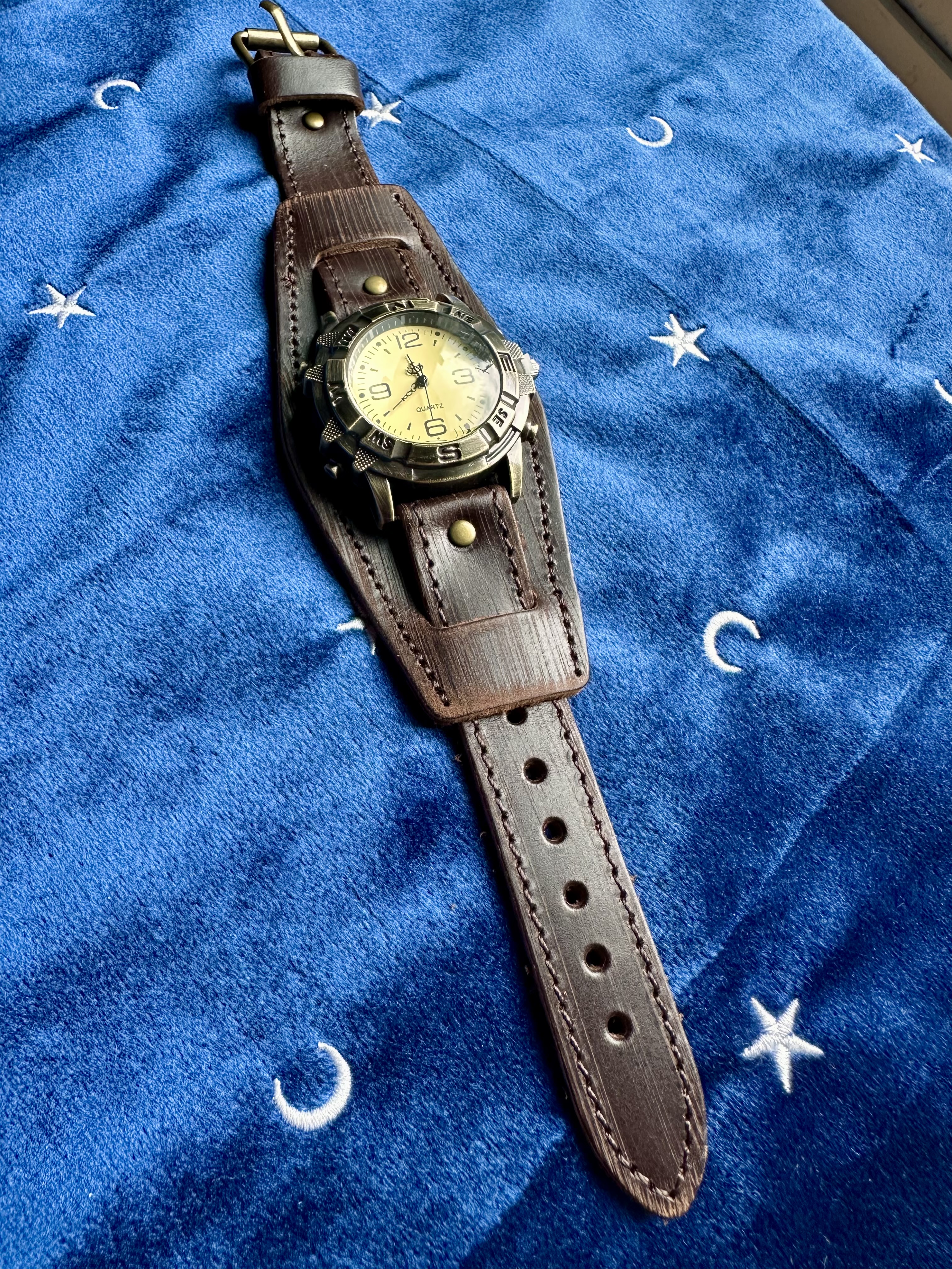 Men's Gauntlet-Styled Wristwatch