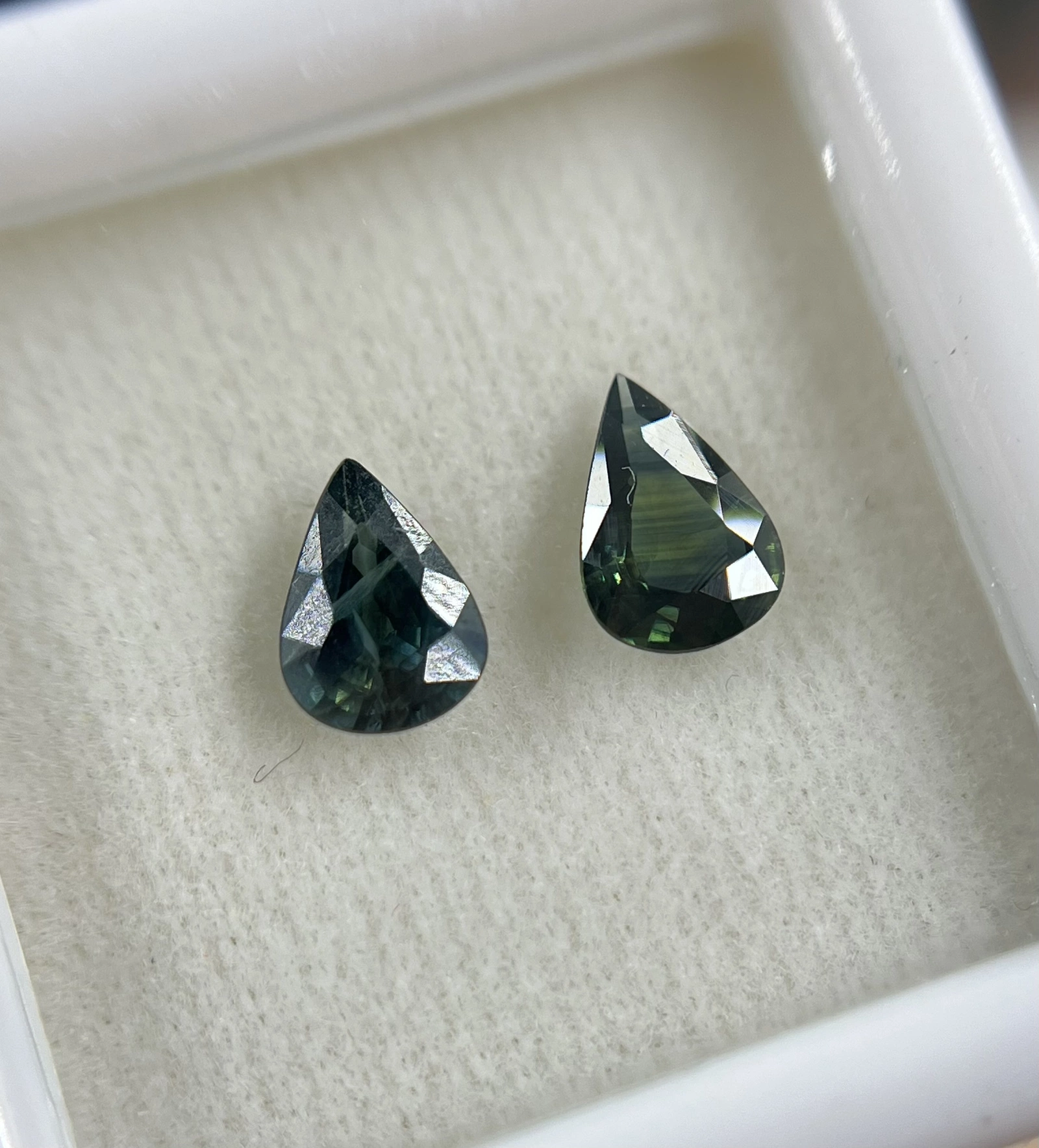VVS Grade 1.25 Carats Natural Sapphire Blue-Green Pair