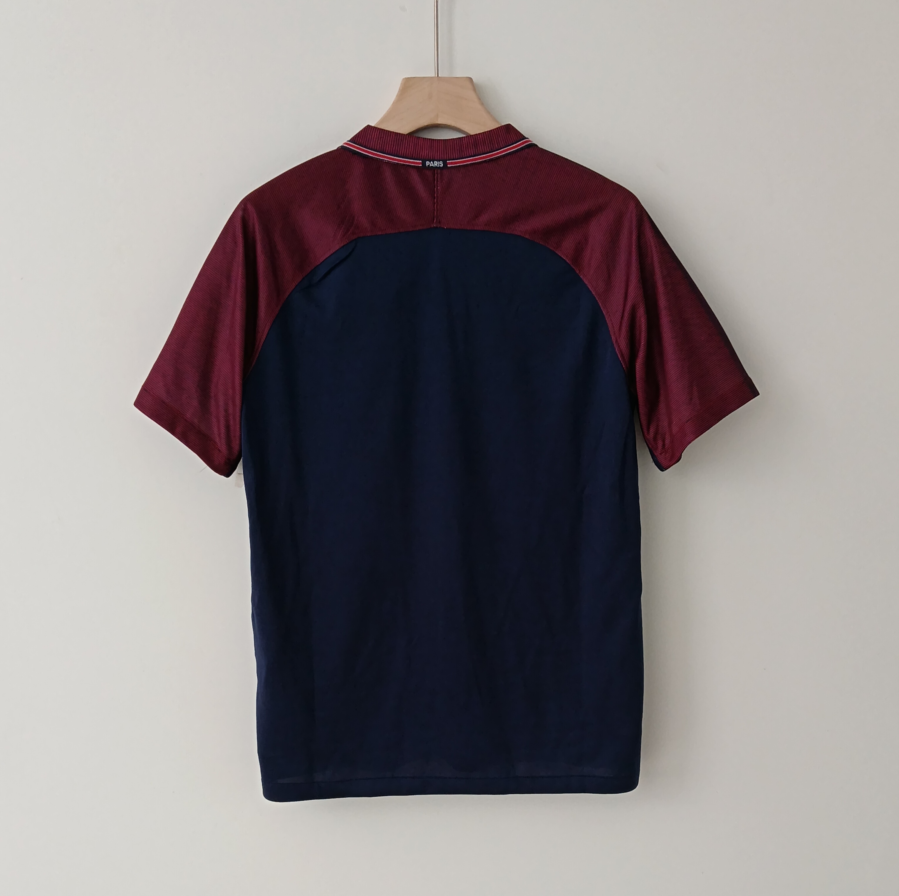 17-18 Retro Version Paris Saint-Germain Football Jersey