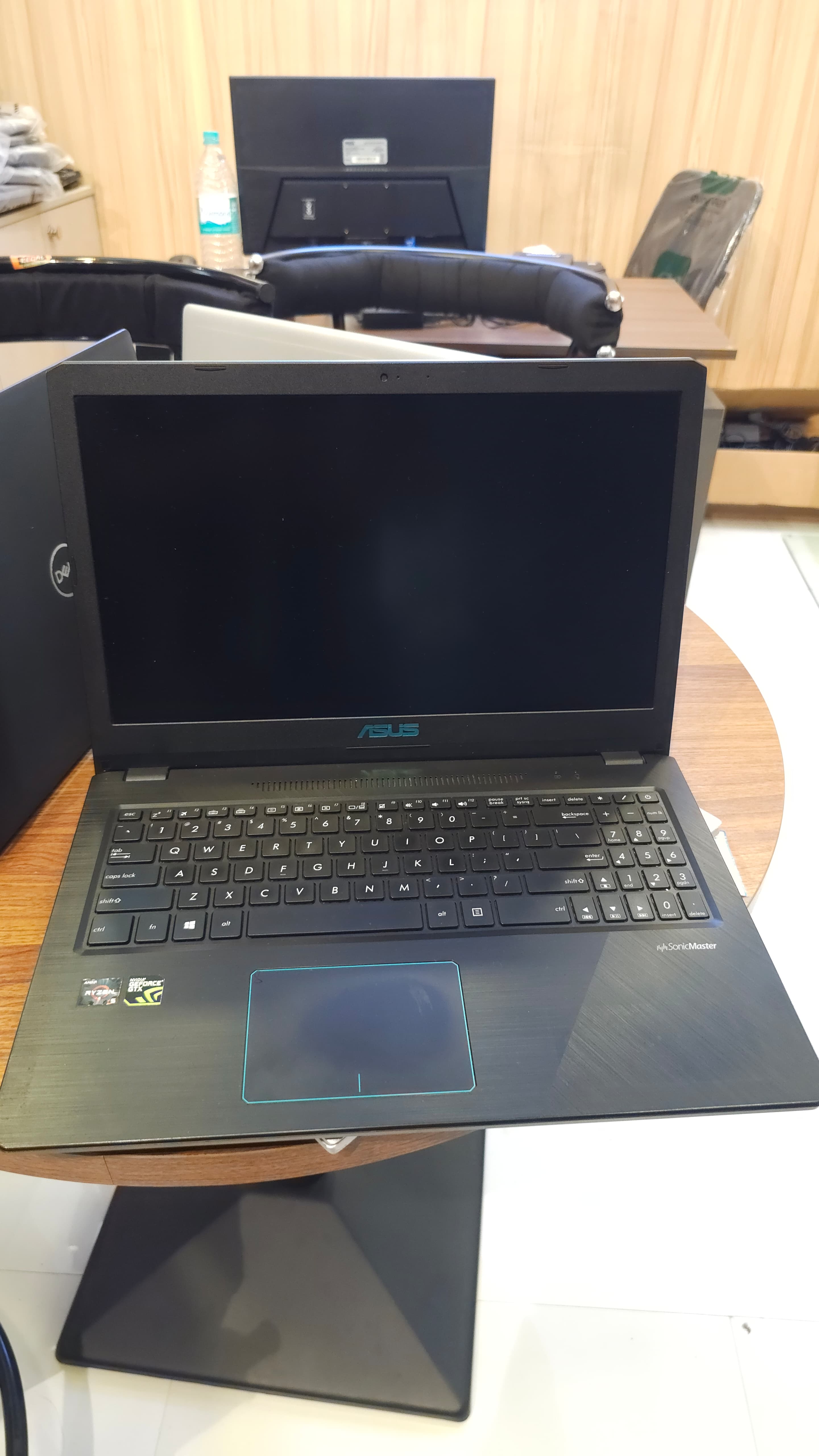 Asus Vivobook X570 ( Gaming ) 👉Processor - AMD Ryzen 5 2nd  👉Ram - 8GB  👉Internal Storage - 512 SSD  👉 Keyboard -  Back Light   👉 graphic - 4GB Nvidia GeForce GTX 1050 👉Screen Size - 15.6 inch 👉Condition - Excellent 👌 