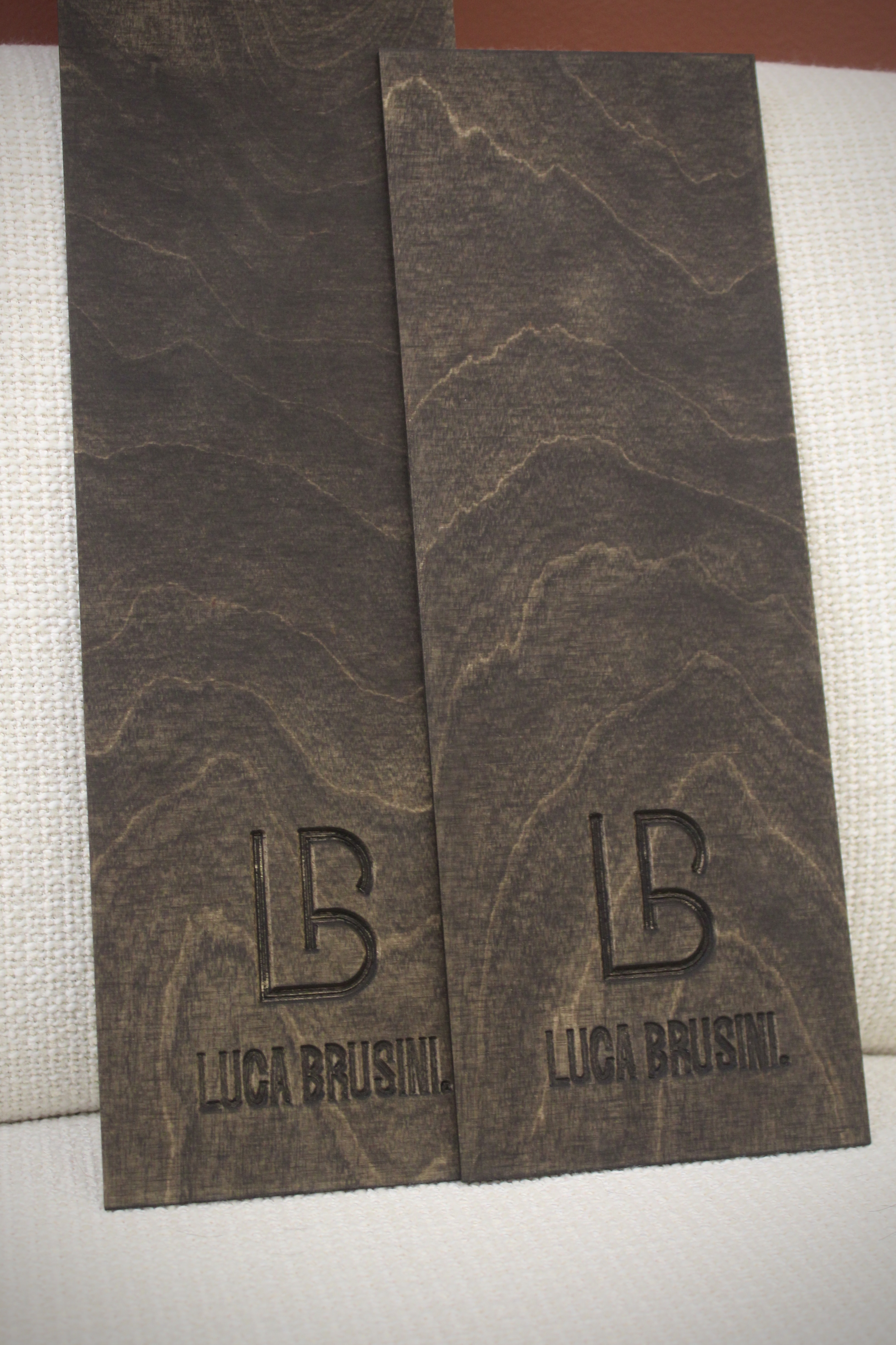 Planches à balayage en bois foncés gravées Luca Brusini 