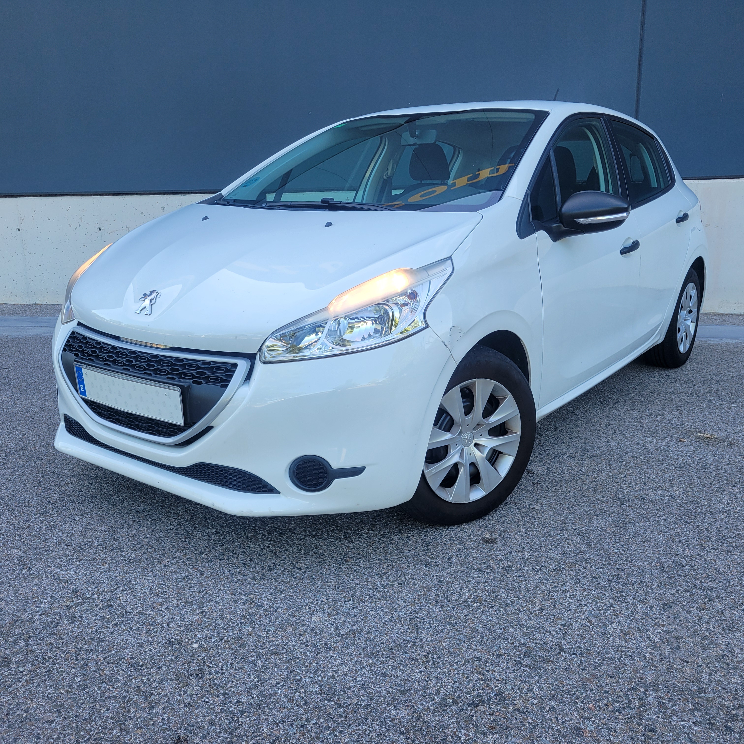 PEUGEOT 208 