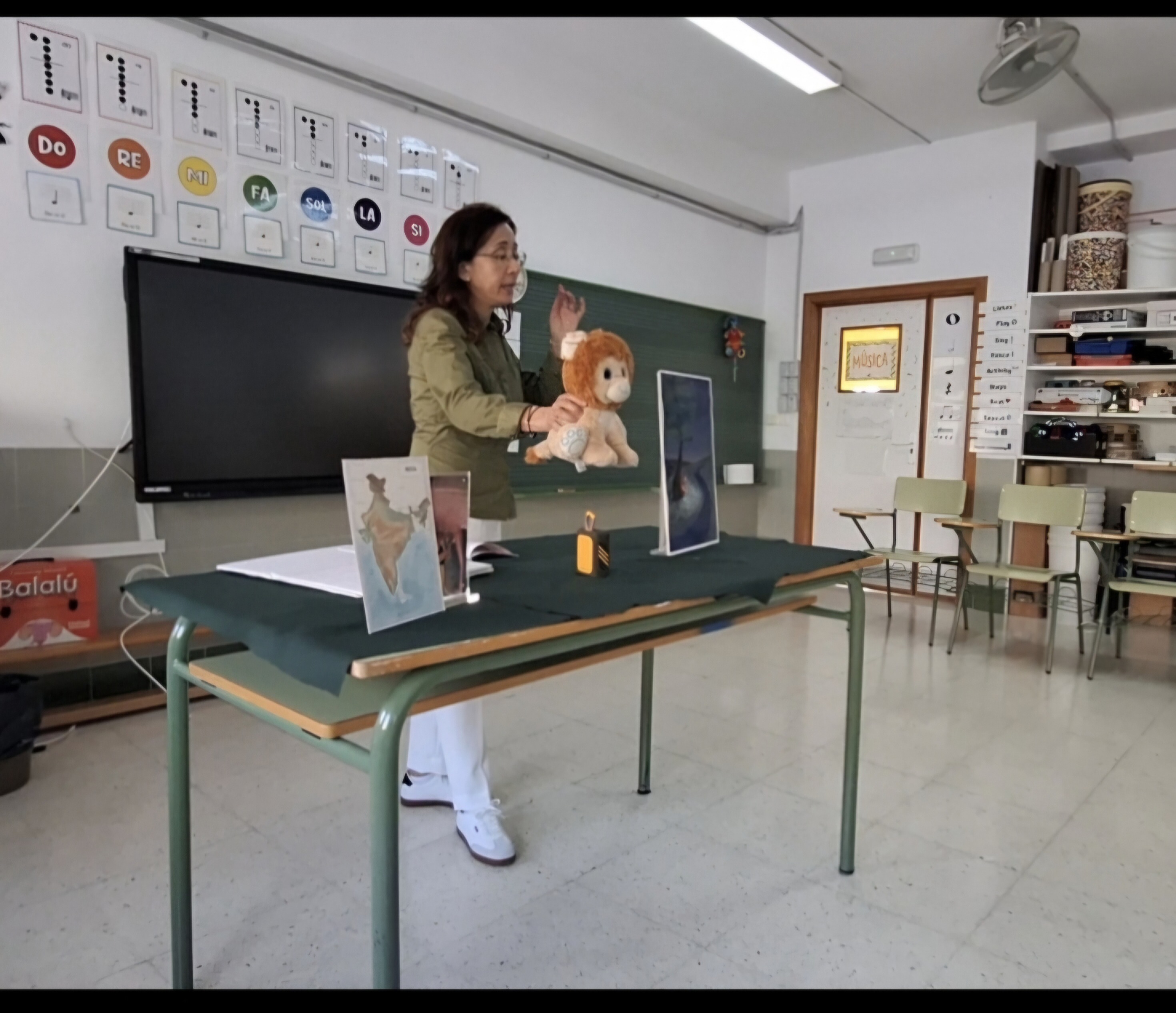 Conta-cuentos de Leo quiere ser feliz, con canciones.