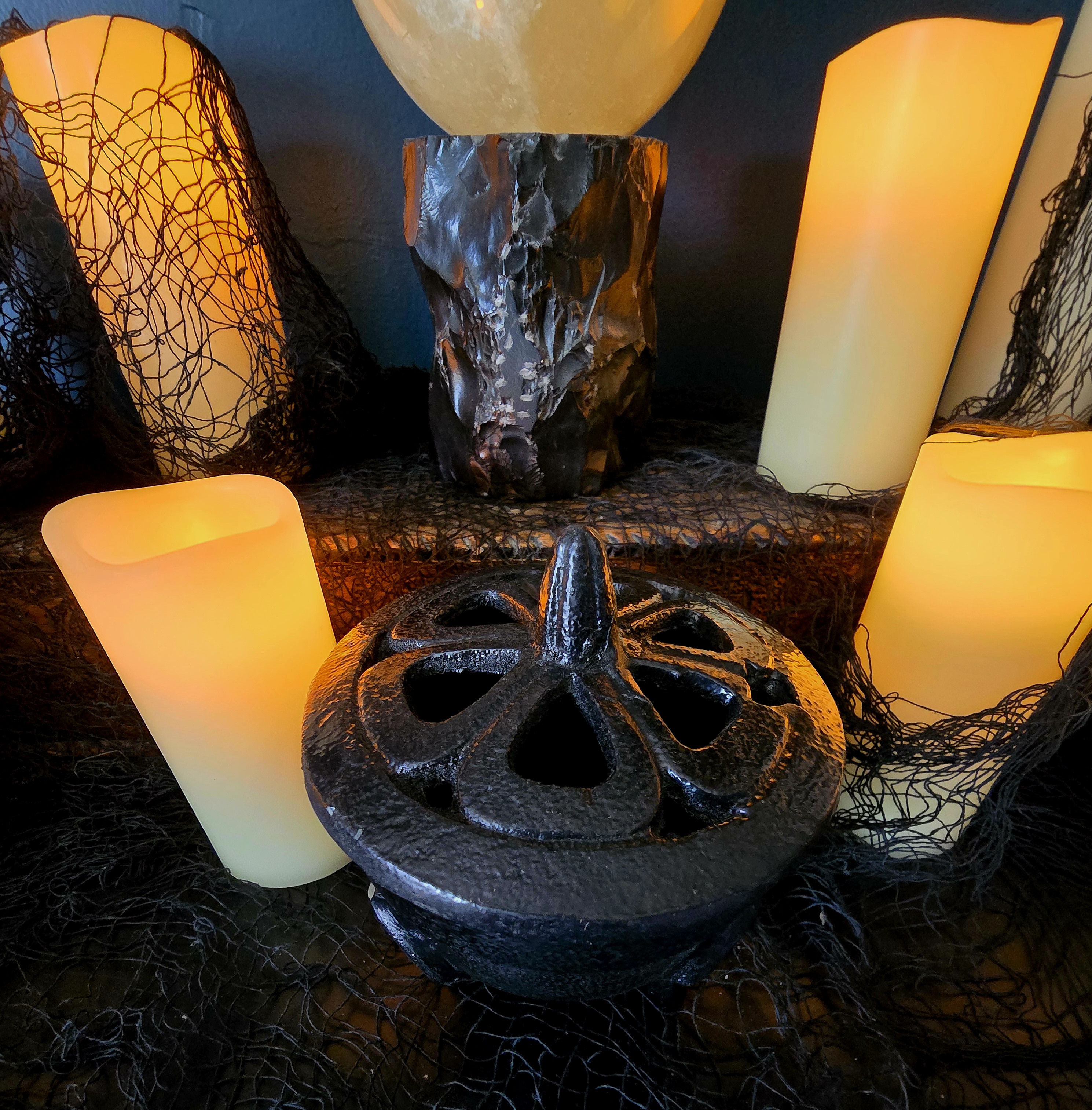 Small Cauldron with Vented lid Cast Iron