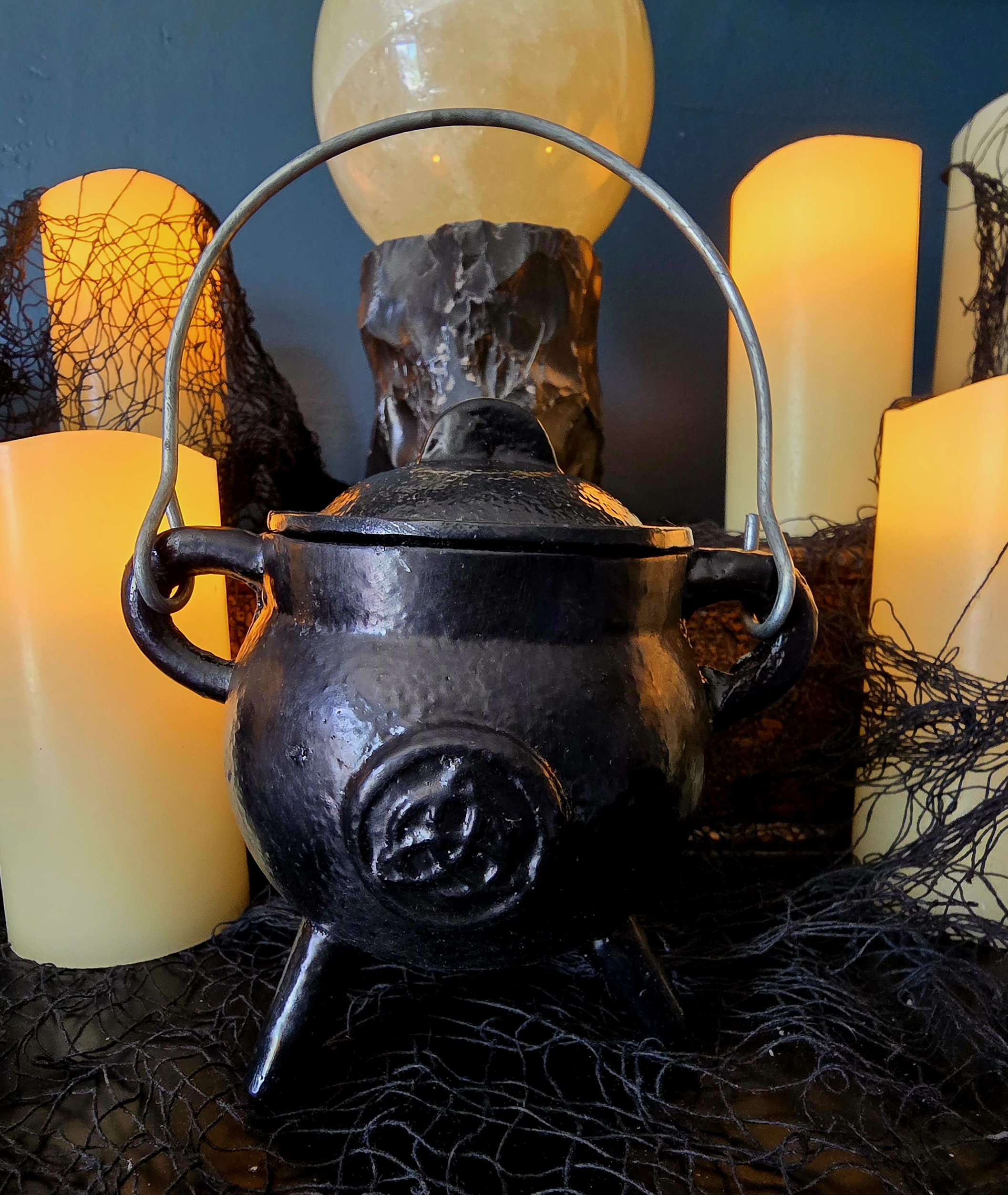 Small Cauldron with triqra - Cast Iron