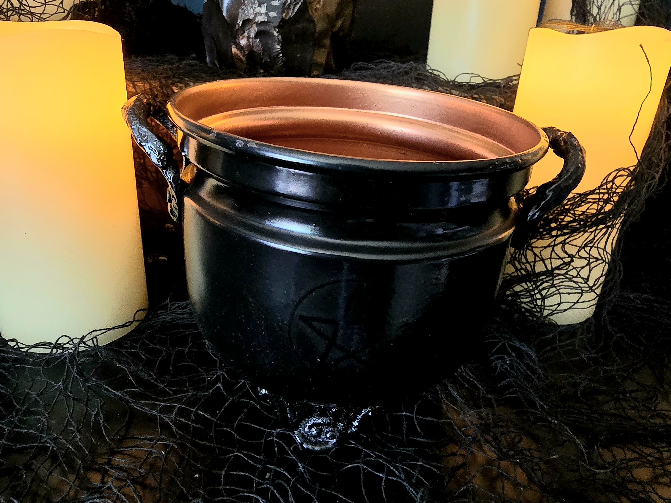 Small Cauldron with triqra