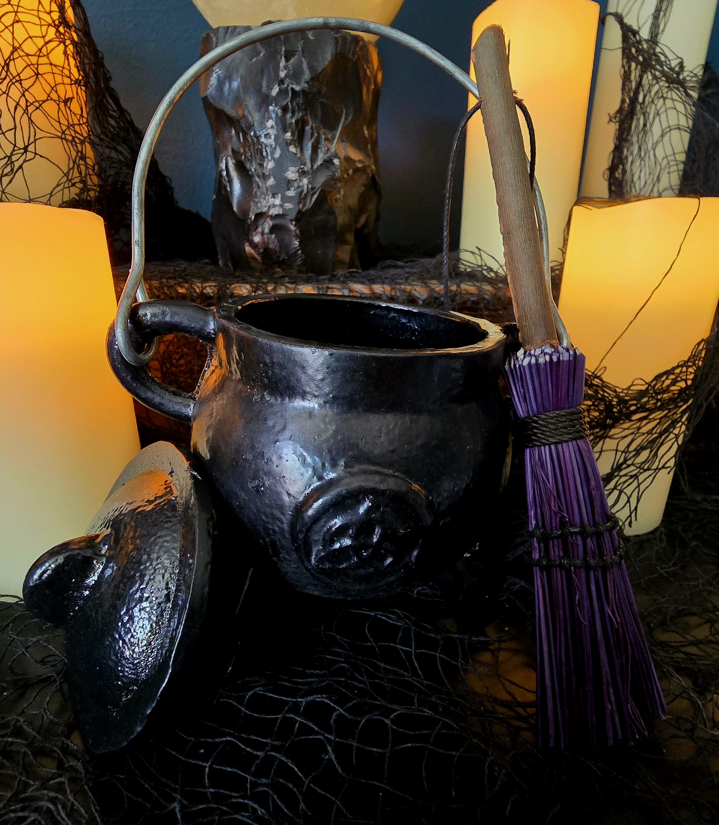 Small Cauldron with triqra - Cast Iron