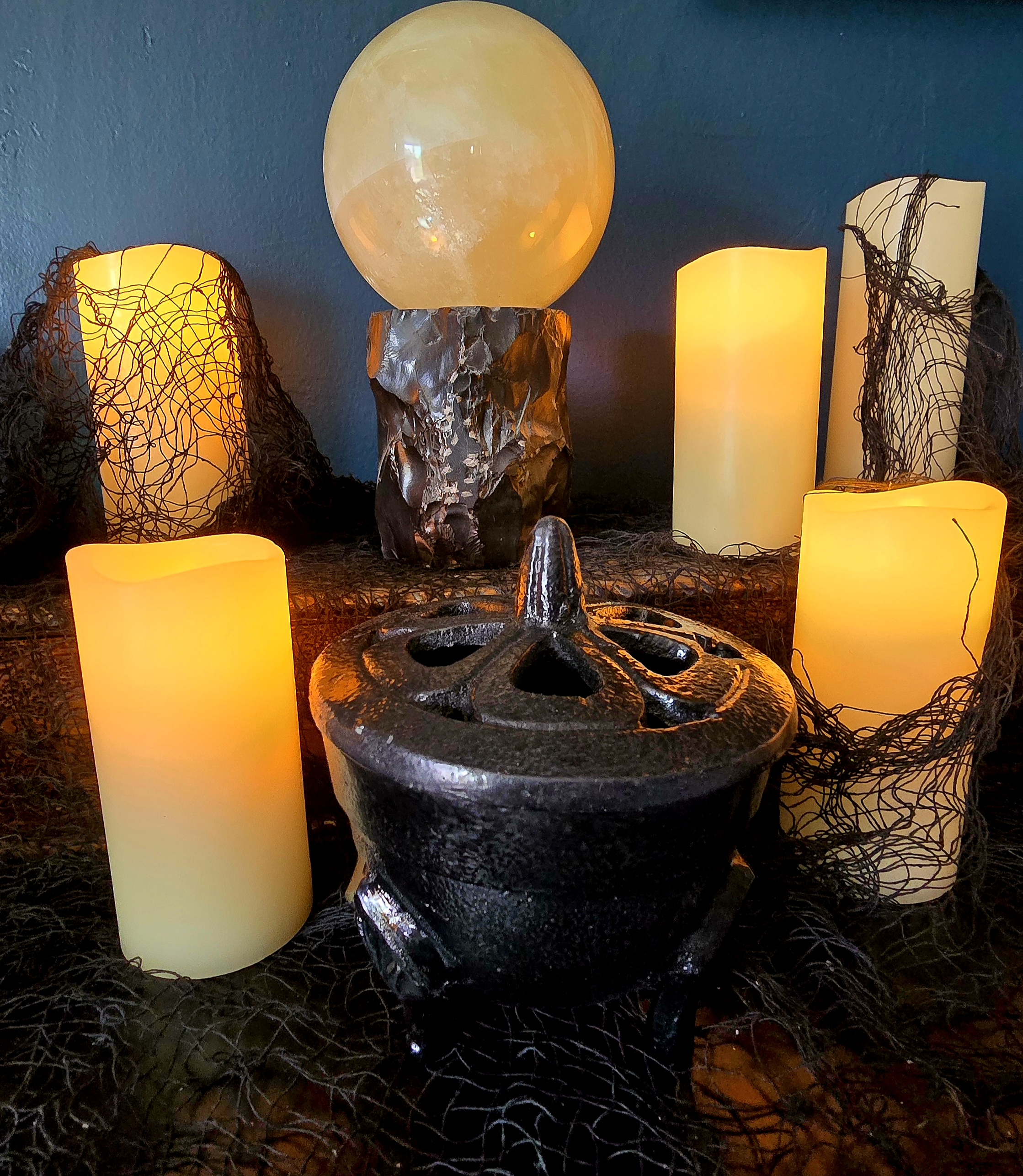 Small Cauldron with Vented lid Cast Iron