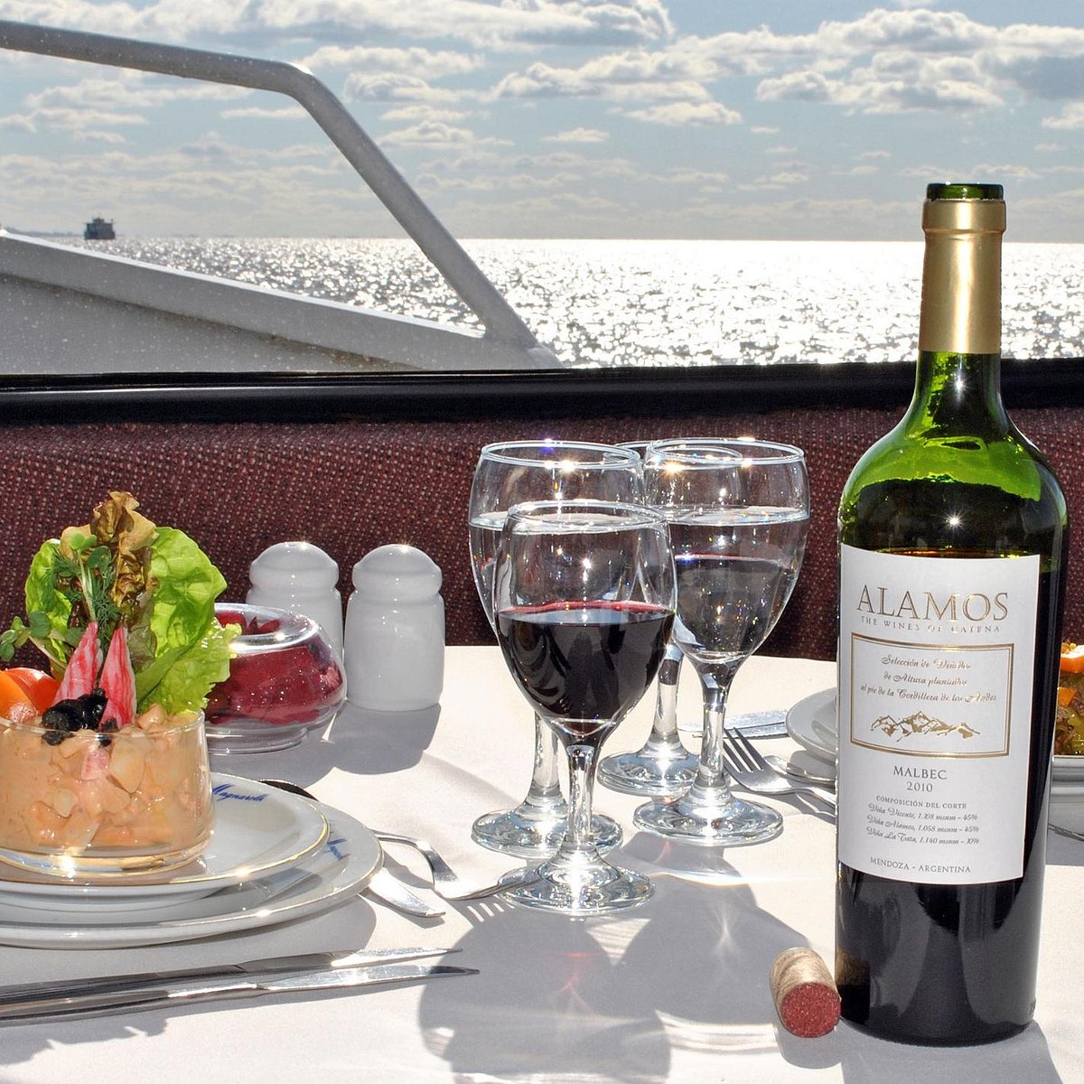 Humberto M. Sunset – Navegação com Open Bar no Pôr do Sol