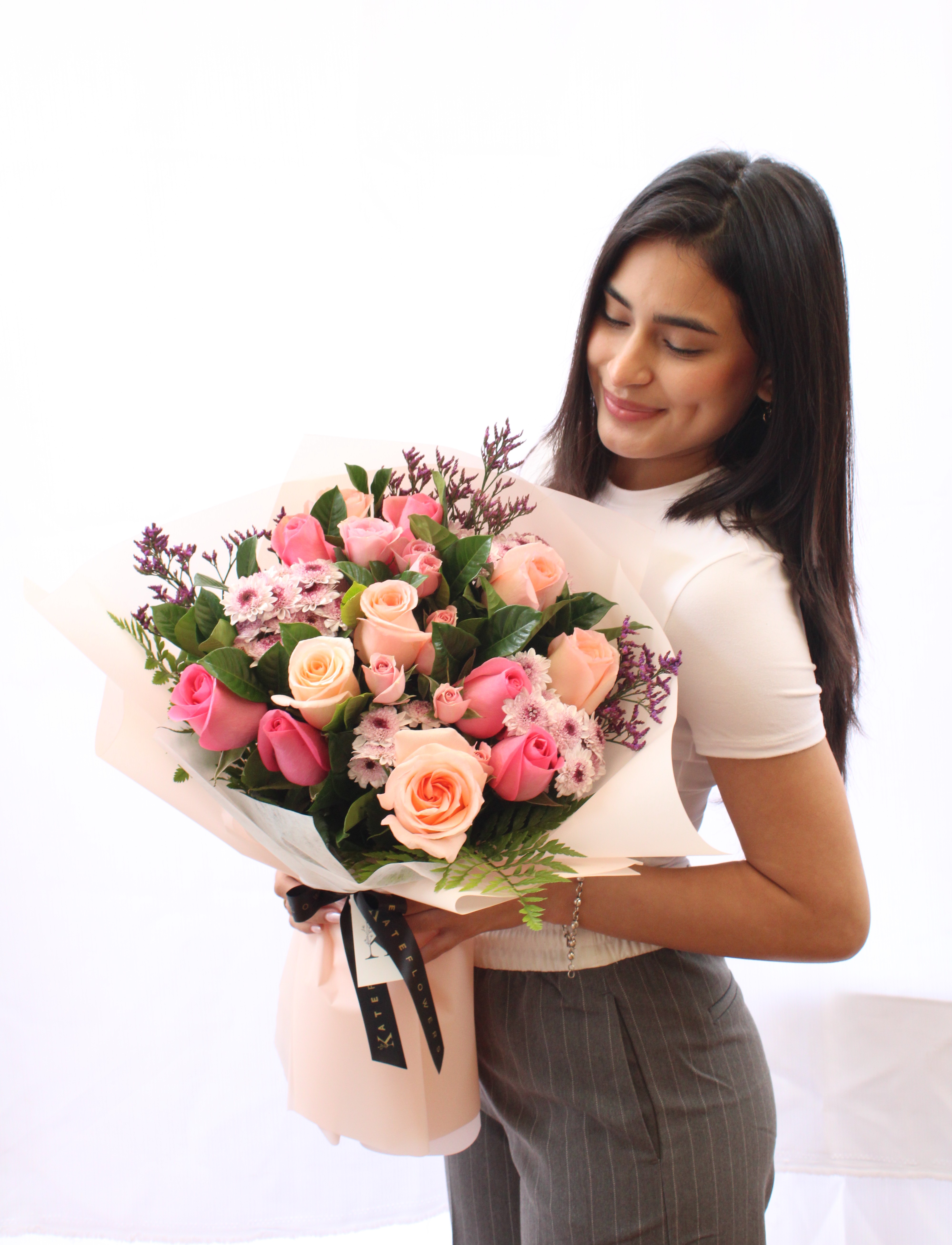 Ramo de 12 rosas rosadas y margaritas