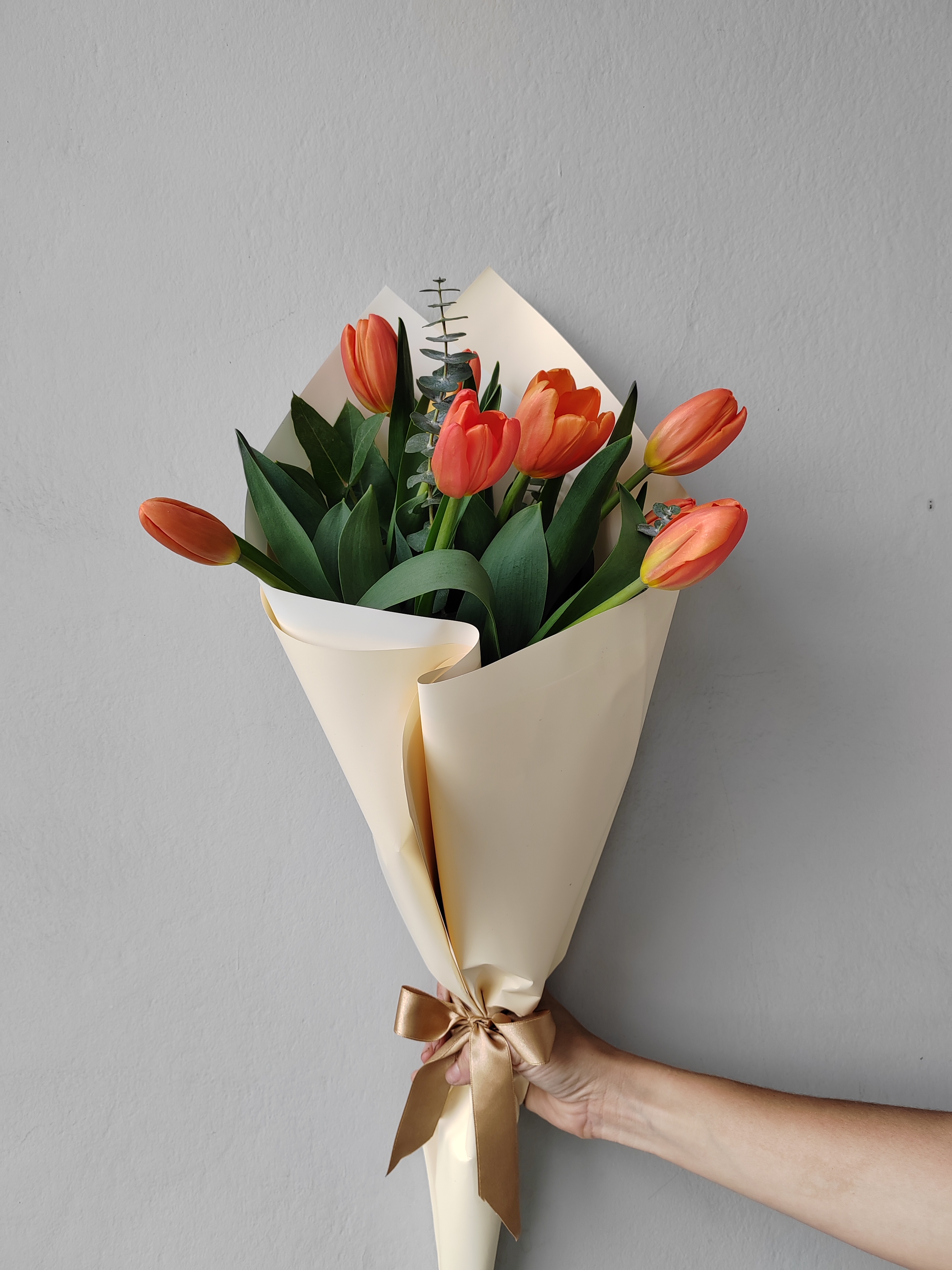 Ramo de 10 tulipanes naranjas