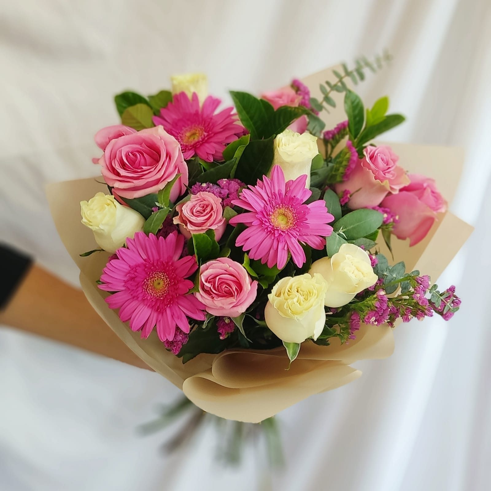 Ramo de 12 rosas y 3 gerberas