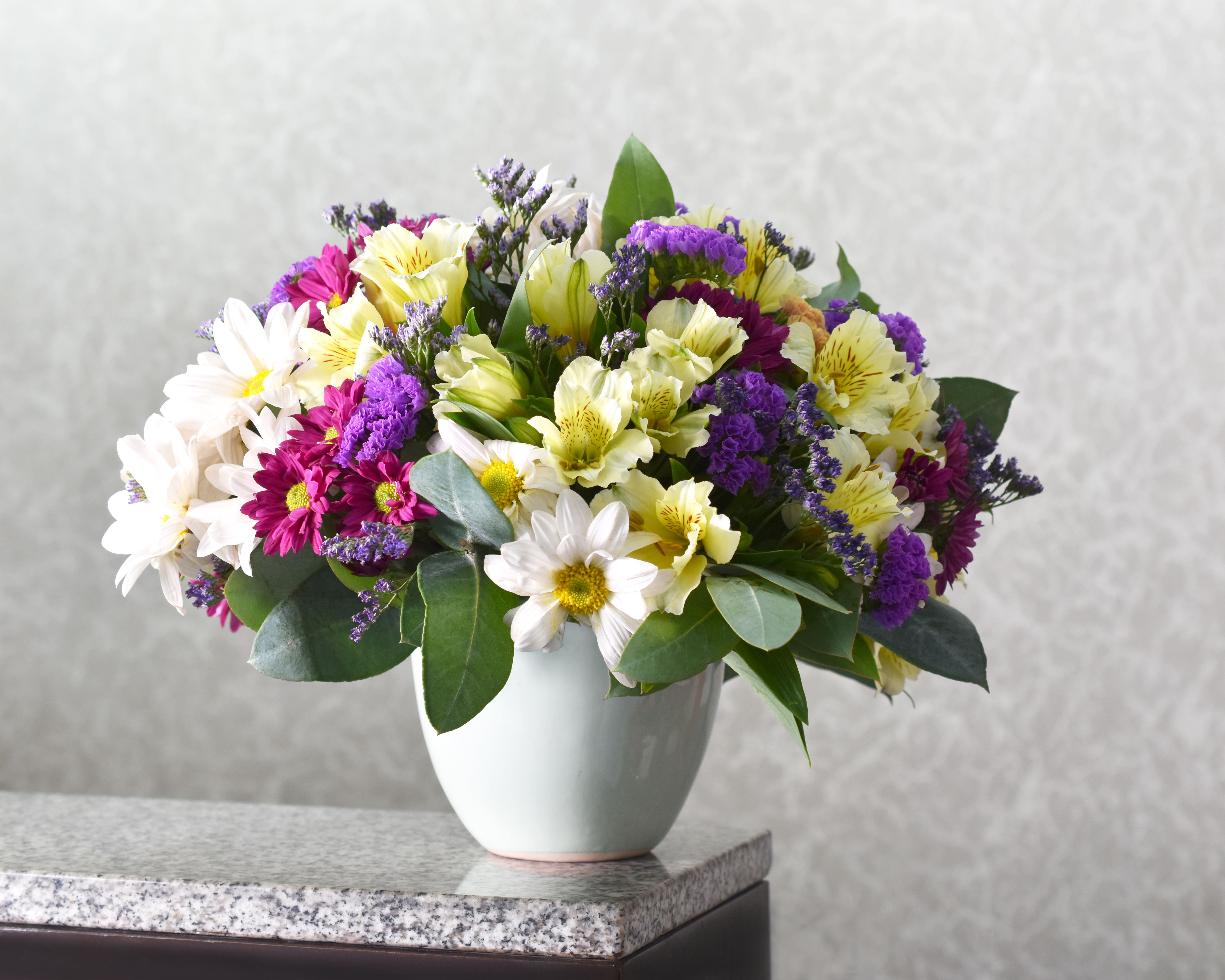 Centro de mesa de astromelias y mix margaritas