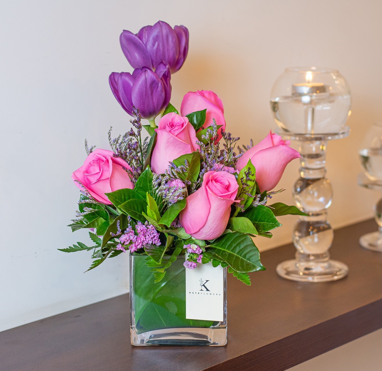 Centro de mesa de 5 rosas fuxión y 2 tulipanes morados