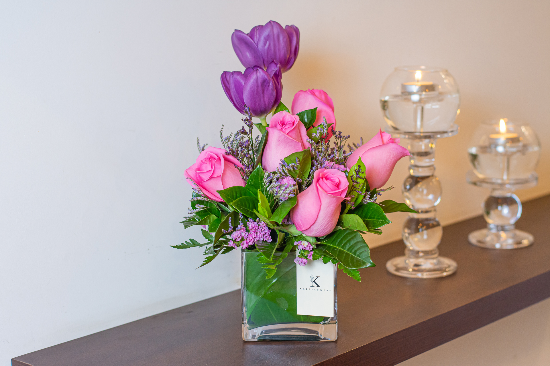 Arreglo floral de rosas y tulipanes