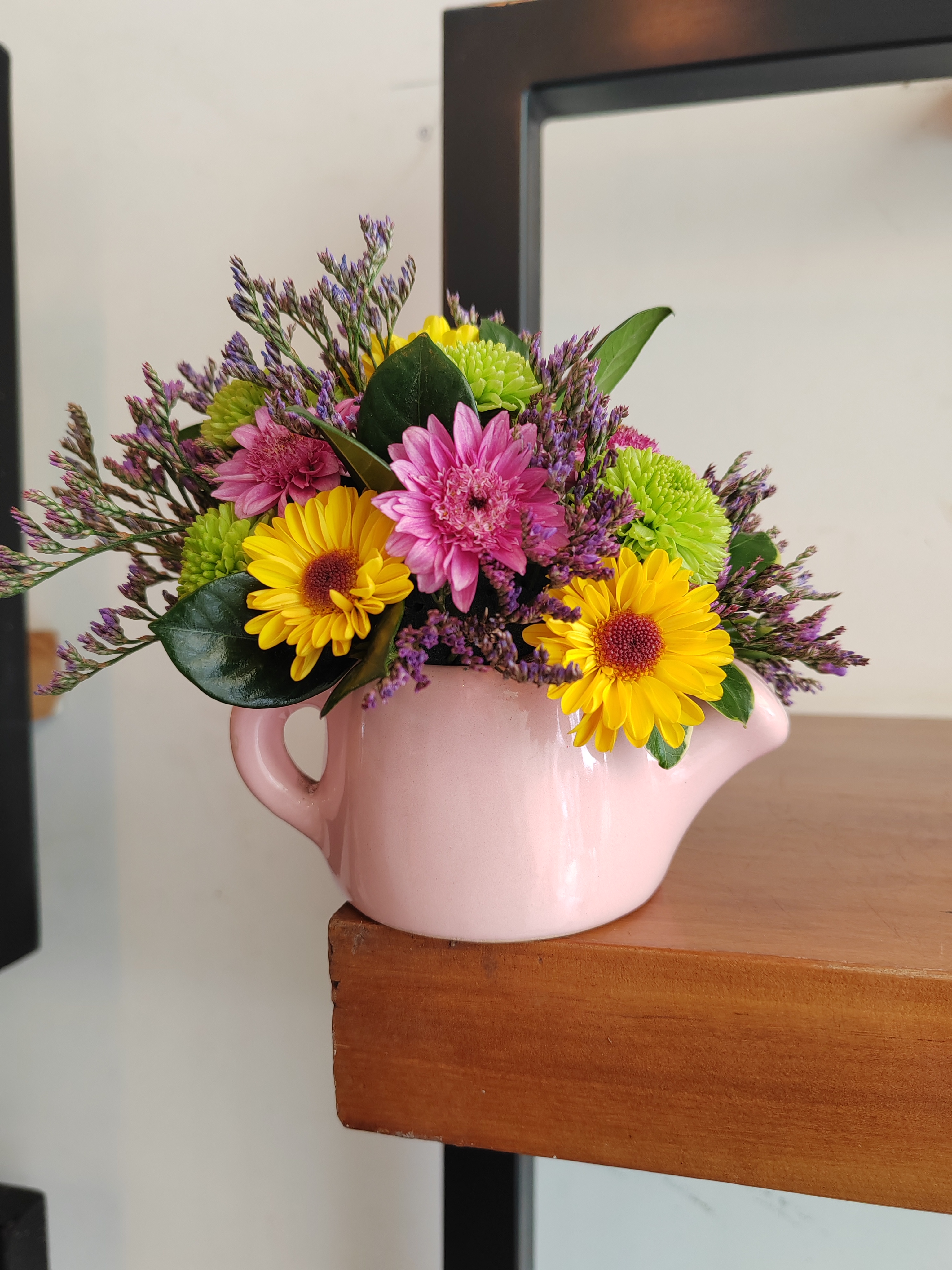 Regadera mini decorada con margaritas miniaturas