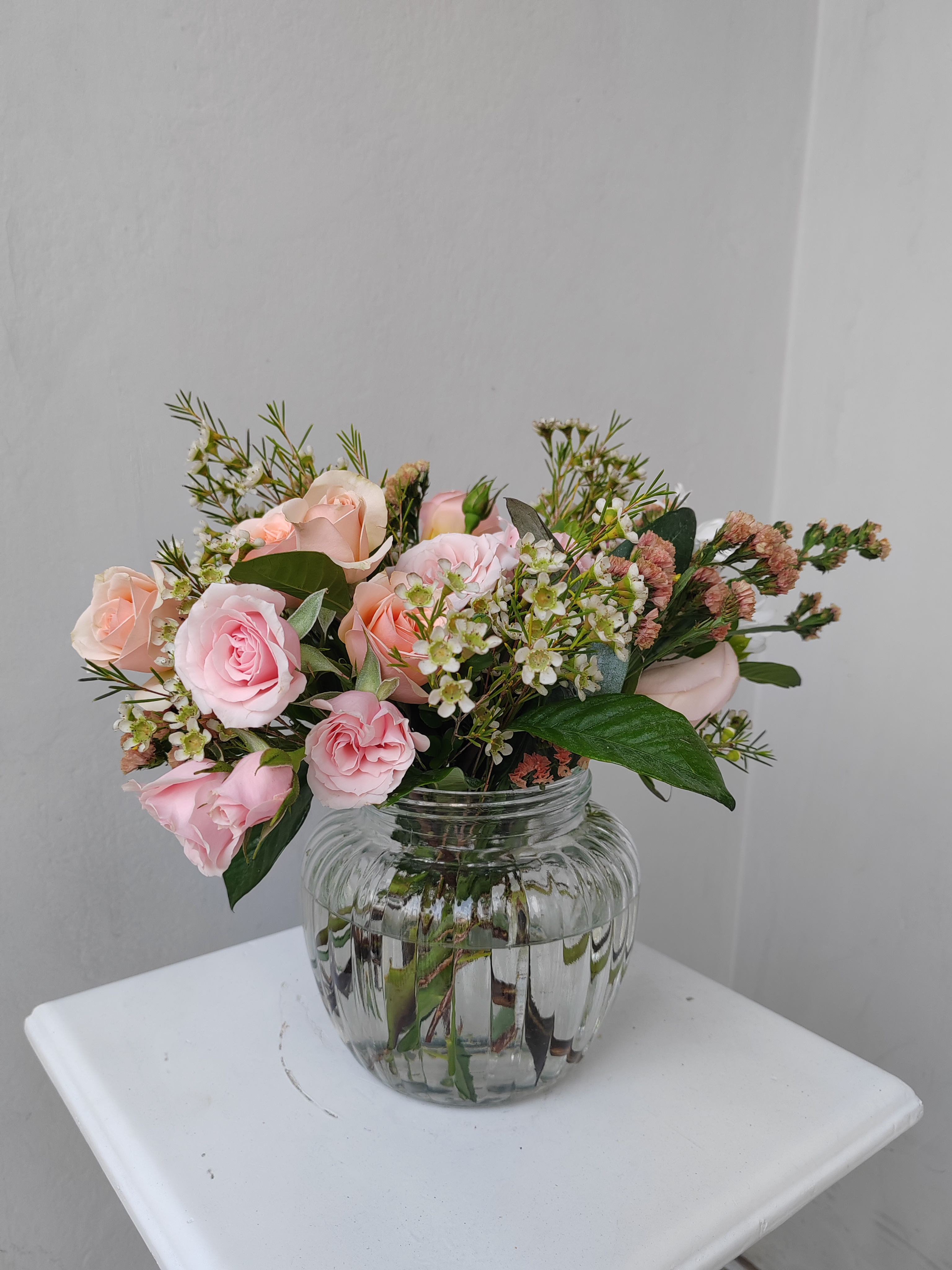 Jarrón de mini rosas y mixtura floral de temporada
