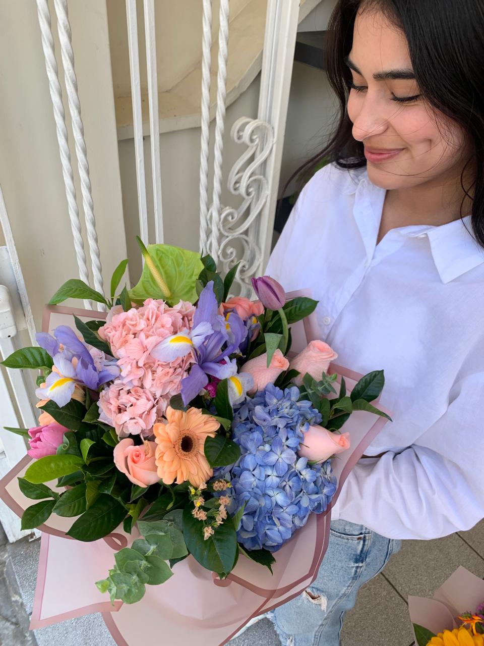 Ramo de gerberas, rosas, hortensias y tulipán