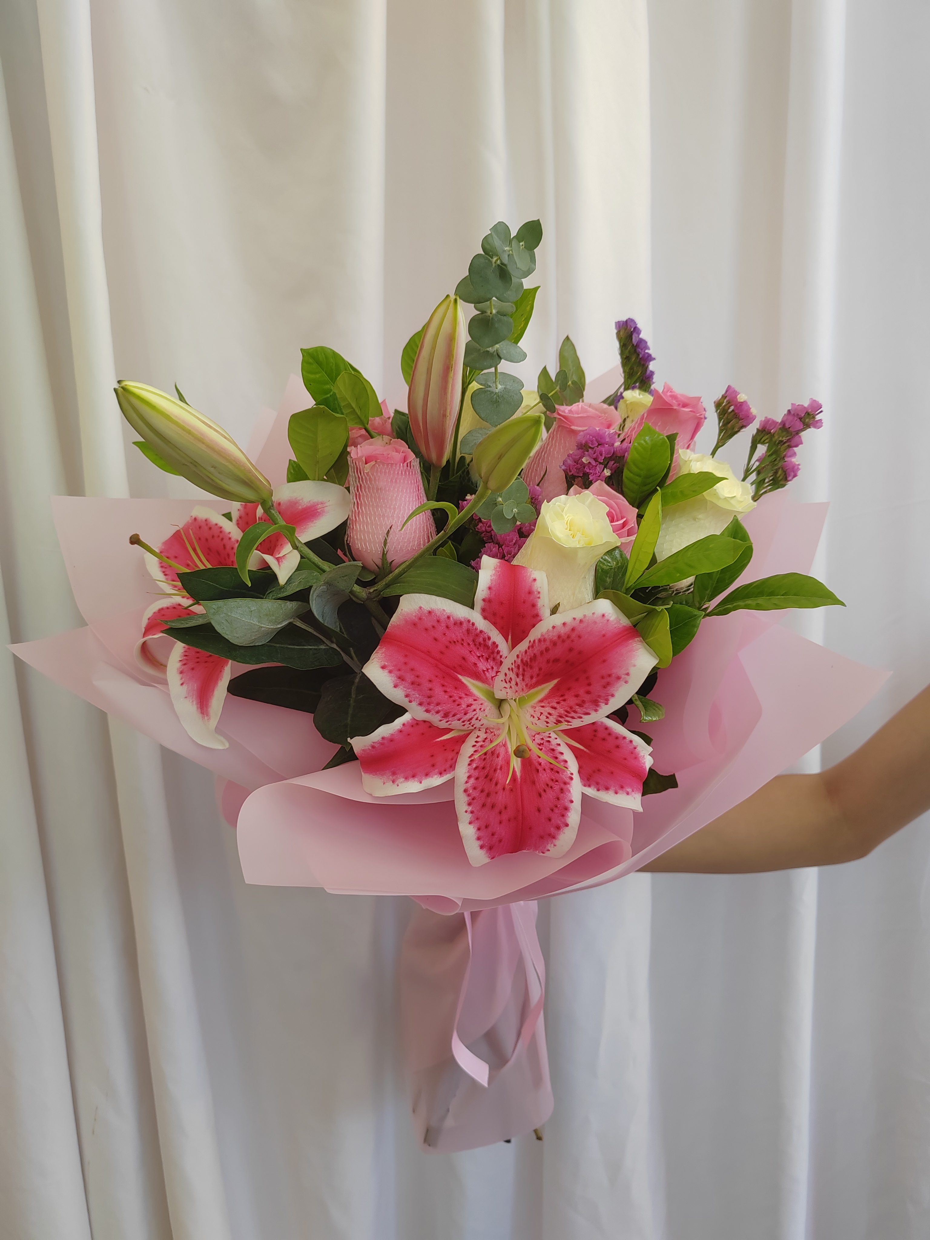 Ramo de rosas rosadas, blancas y lirios