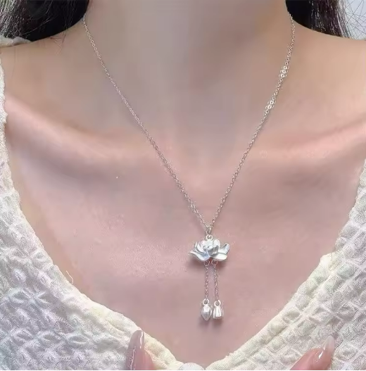 Elegant Silver Flower Pendant Necklace