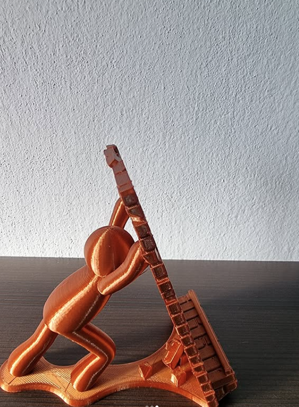 Escultura de figura empujando muro