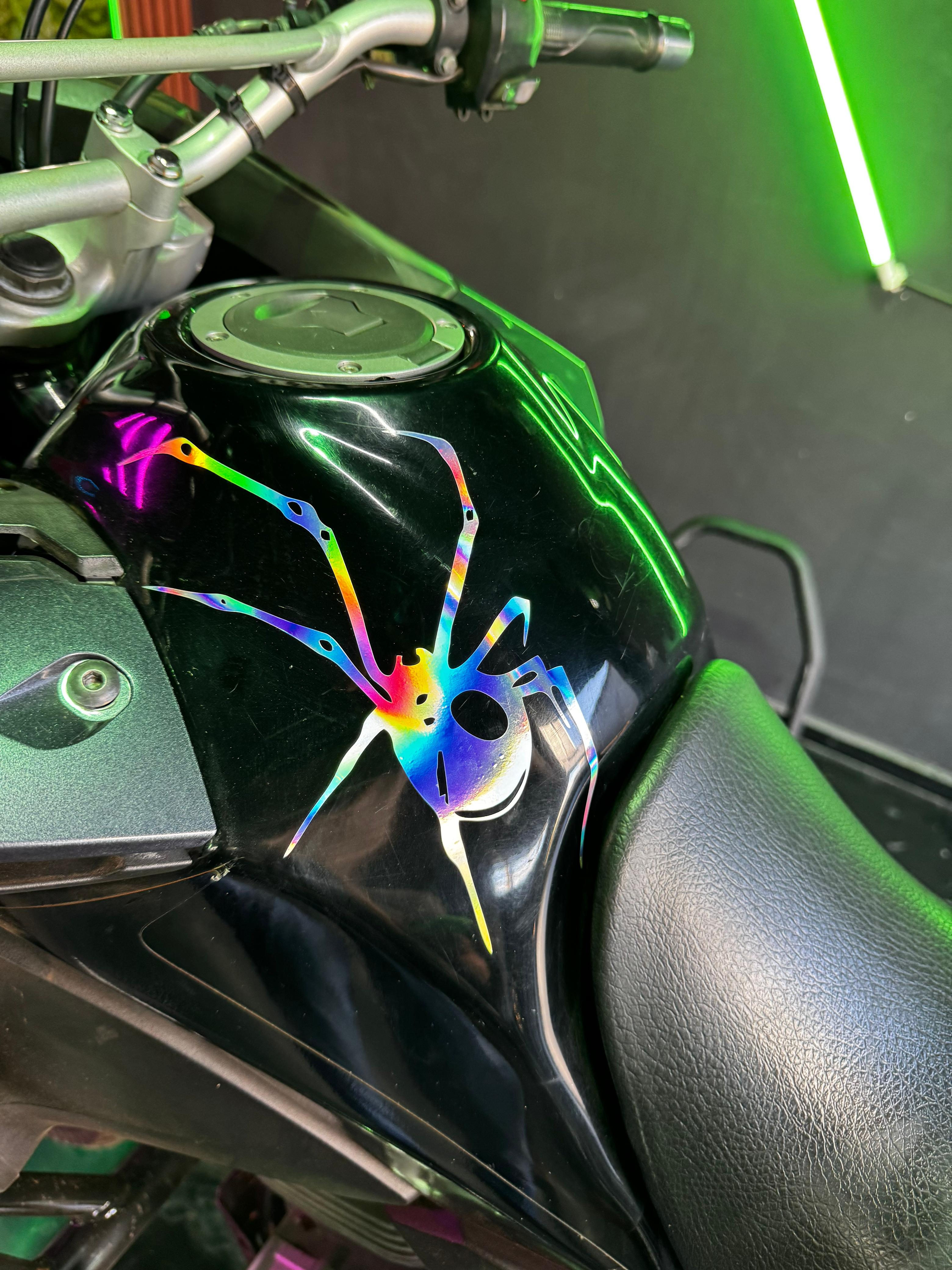 Adesivo holográfico de aranha para moto