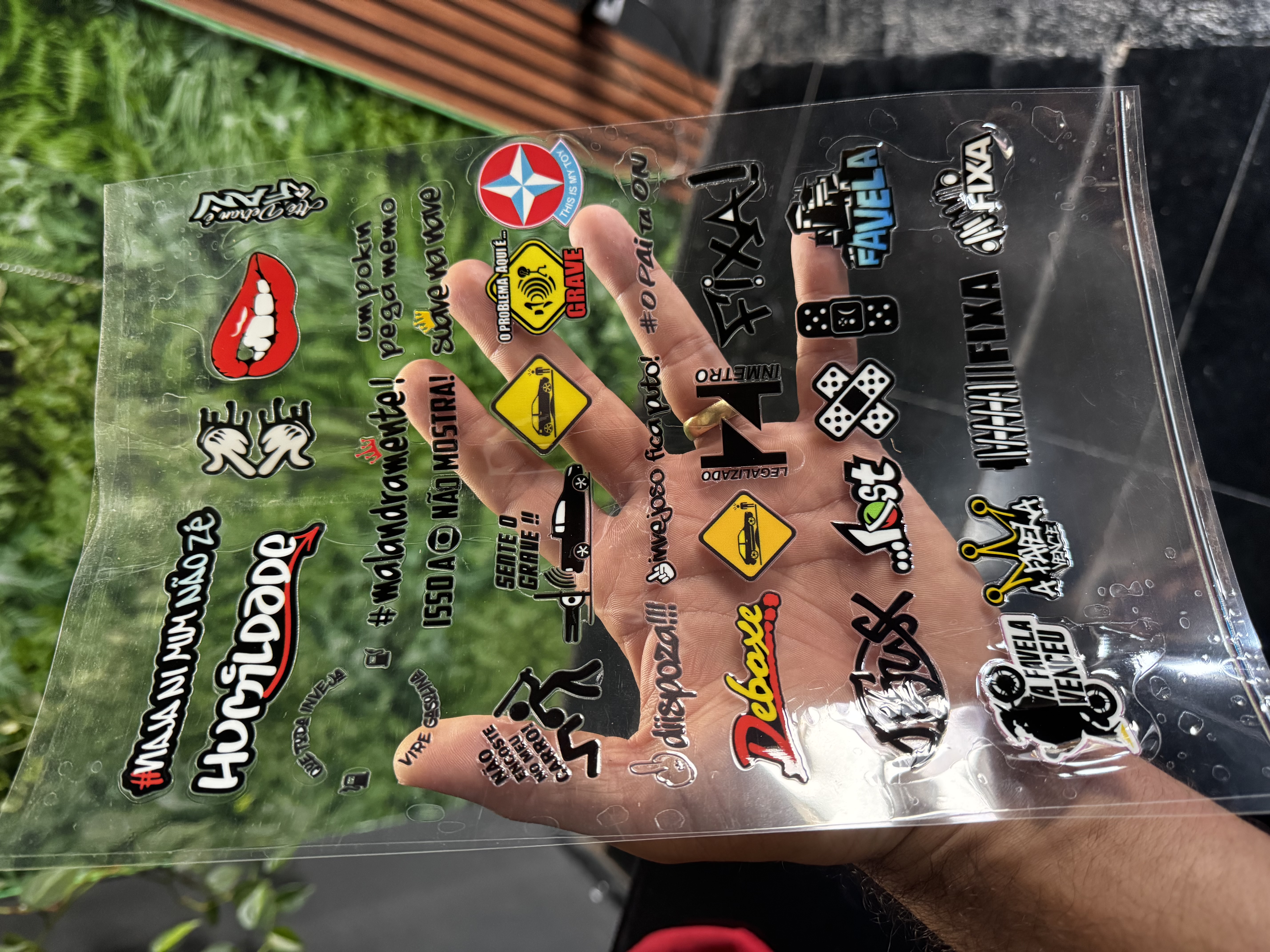 Cartela de Adesivos envernizados de alta qualidade e durabilidade 