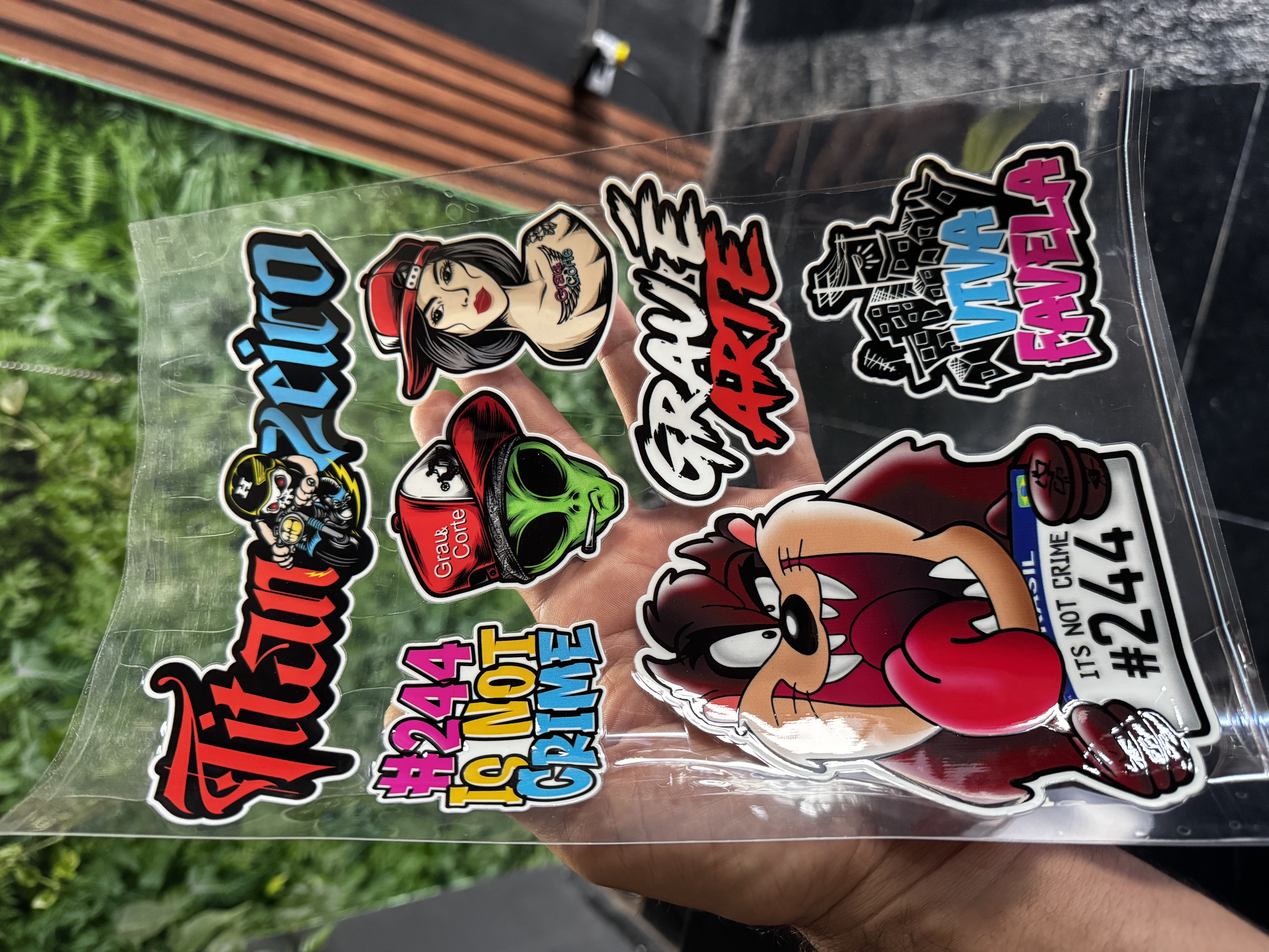 Cartela de Adesivos envernizados de alta qualidade e durabilidade 