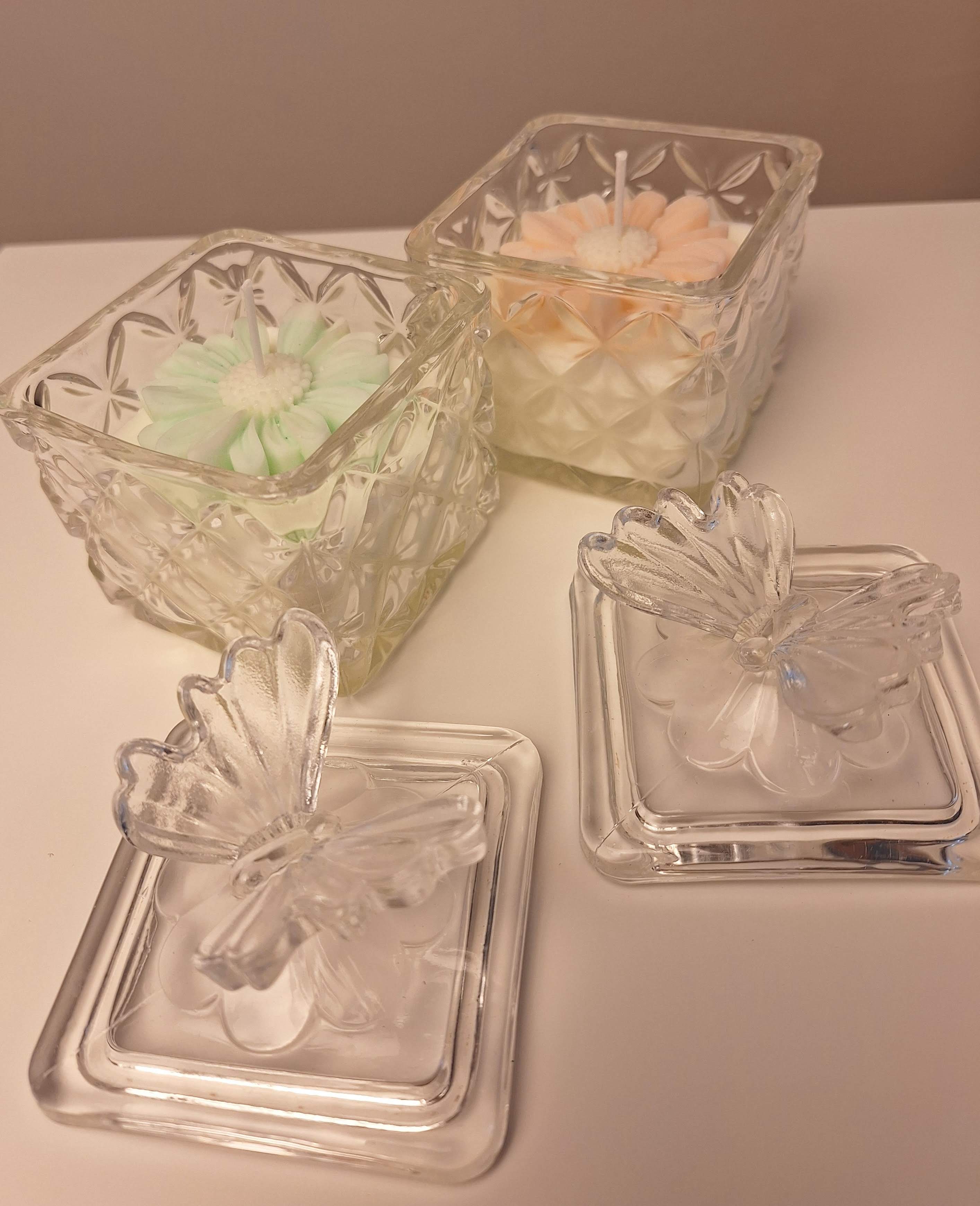 Stiklinės žvakidės su žvakėmis