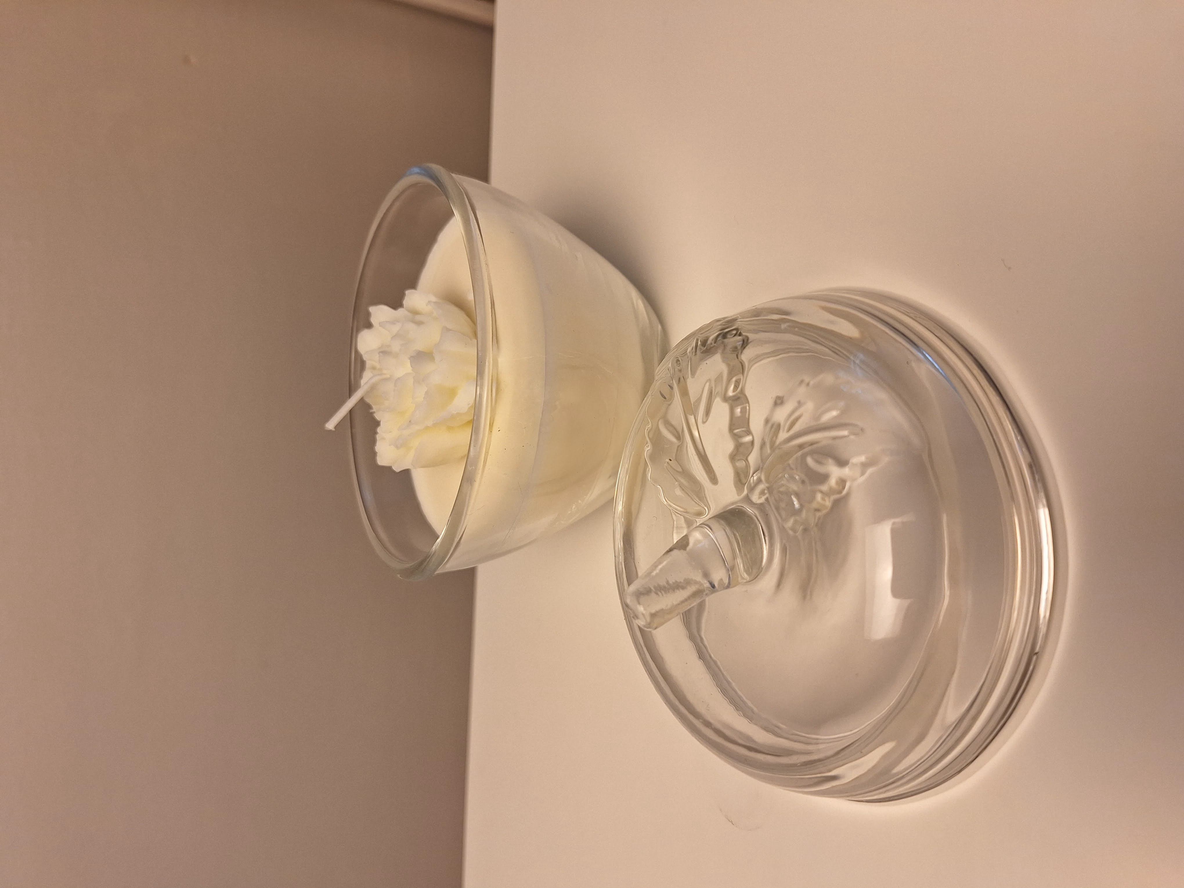 Rankų darbo žvakė stikliniame obuolyje